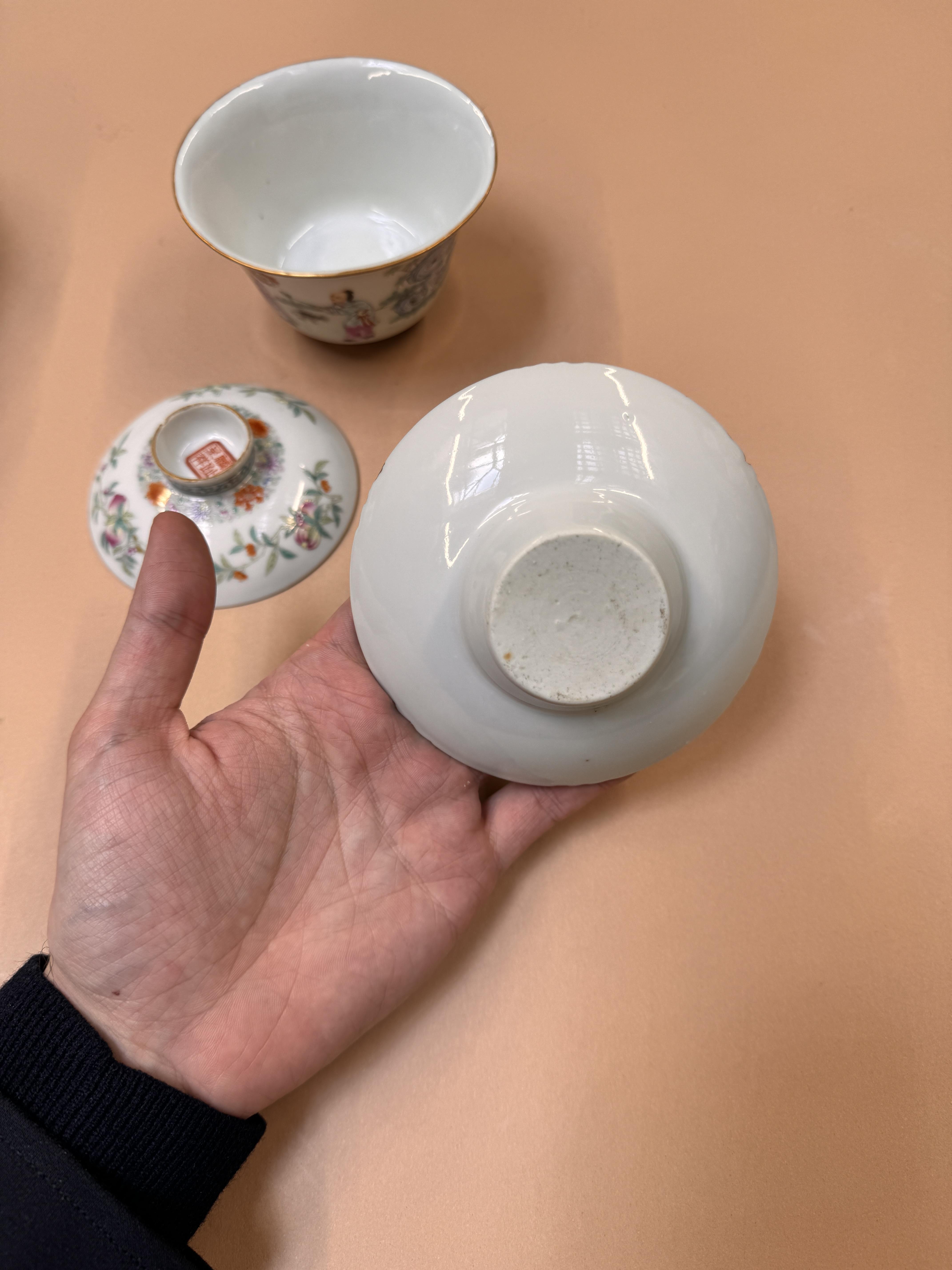 A PAIR OF CHINESE FAMILLE-ROSE CUPS, COVERS AND STANDS 民國時期 粉彩嬰戲圖蓋盌一對 《麟指呈祥》款 - Image 11 of 44