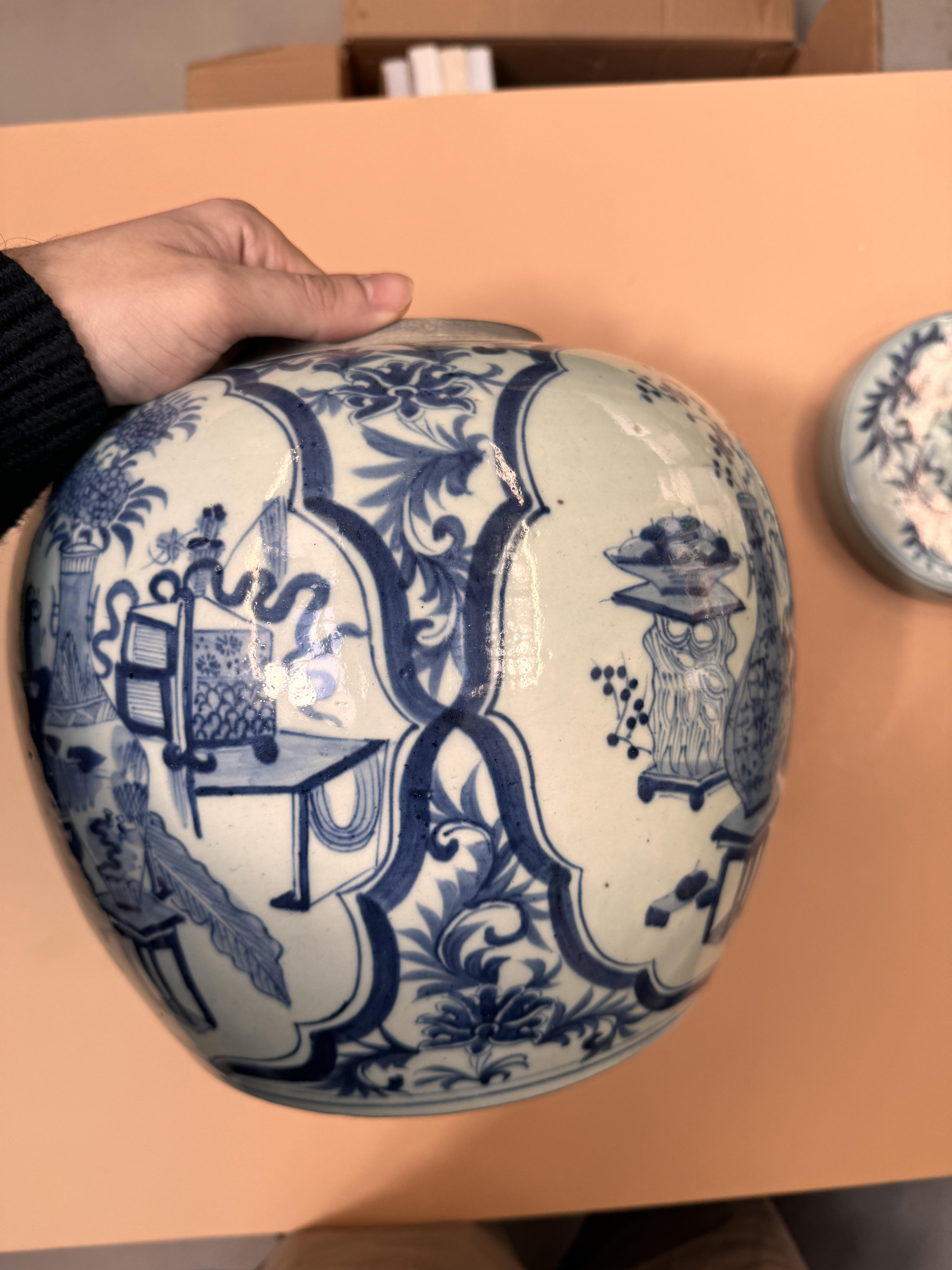 A LARGE CHINESE BLUE AND WHITE 'HUNDRED ANTIQUES' JAR AND COVER 清十九世紀 青花博古圖紋蓋罐 - Image 10 of 22