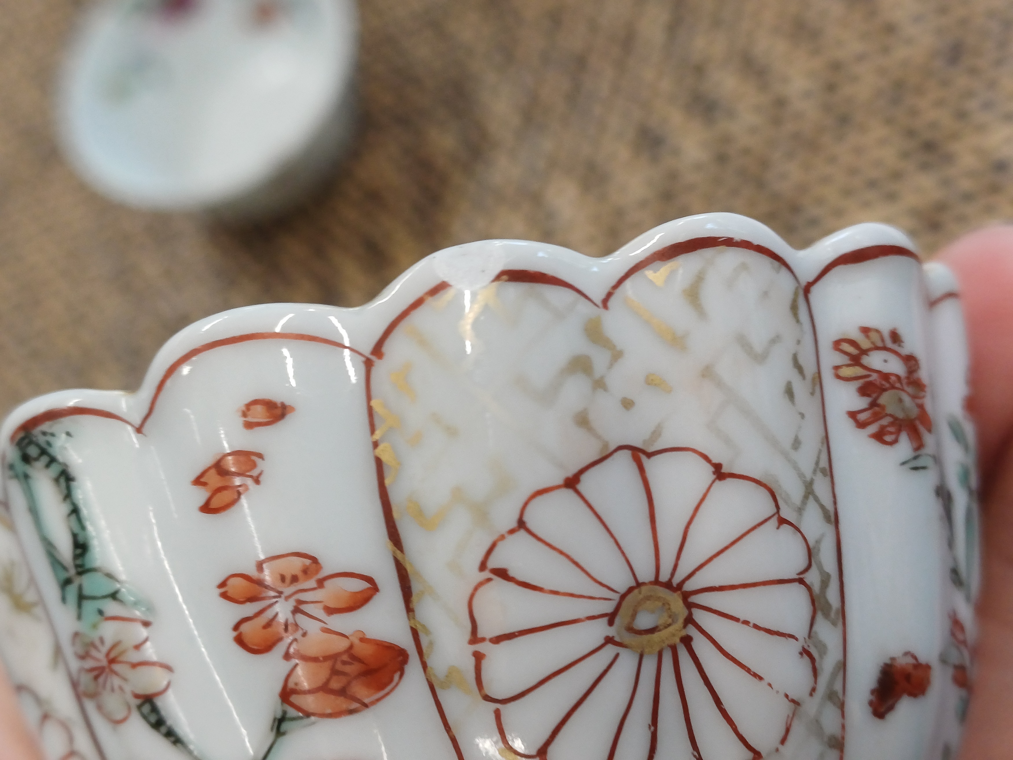 A GROUP OF CHINESE AND JAPANESE TEABOWLS AND CUPS 十八至二十世紀 中國及日本瓷器一組 - Image 28 of 28