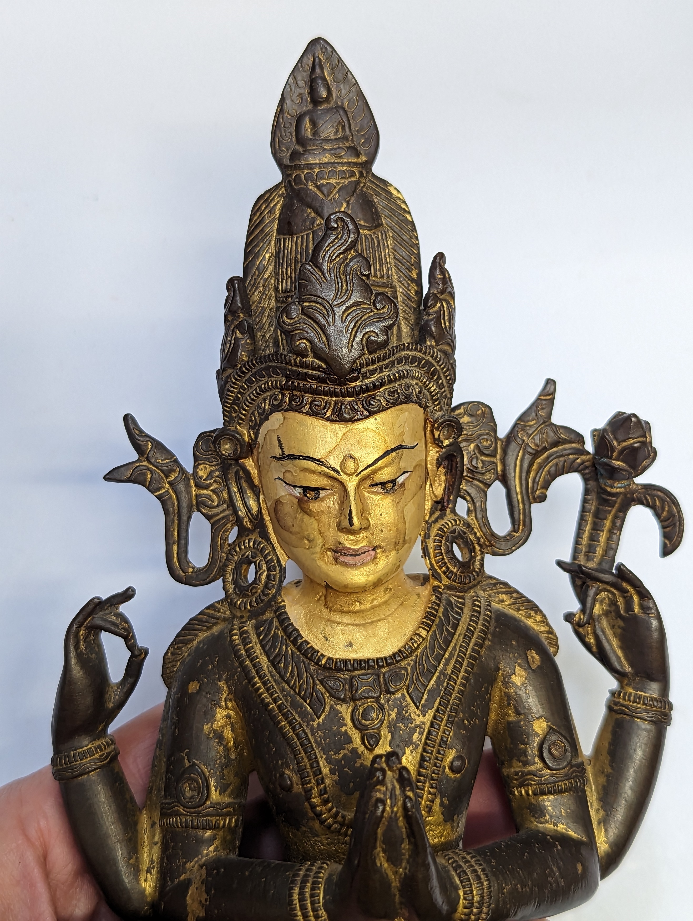 A TIBETAN GILT-BRONZE FIGURE OF SADAKSARI 十四世紀 銅鎏金觀音坐像 - Image 6 of 18