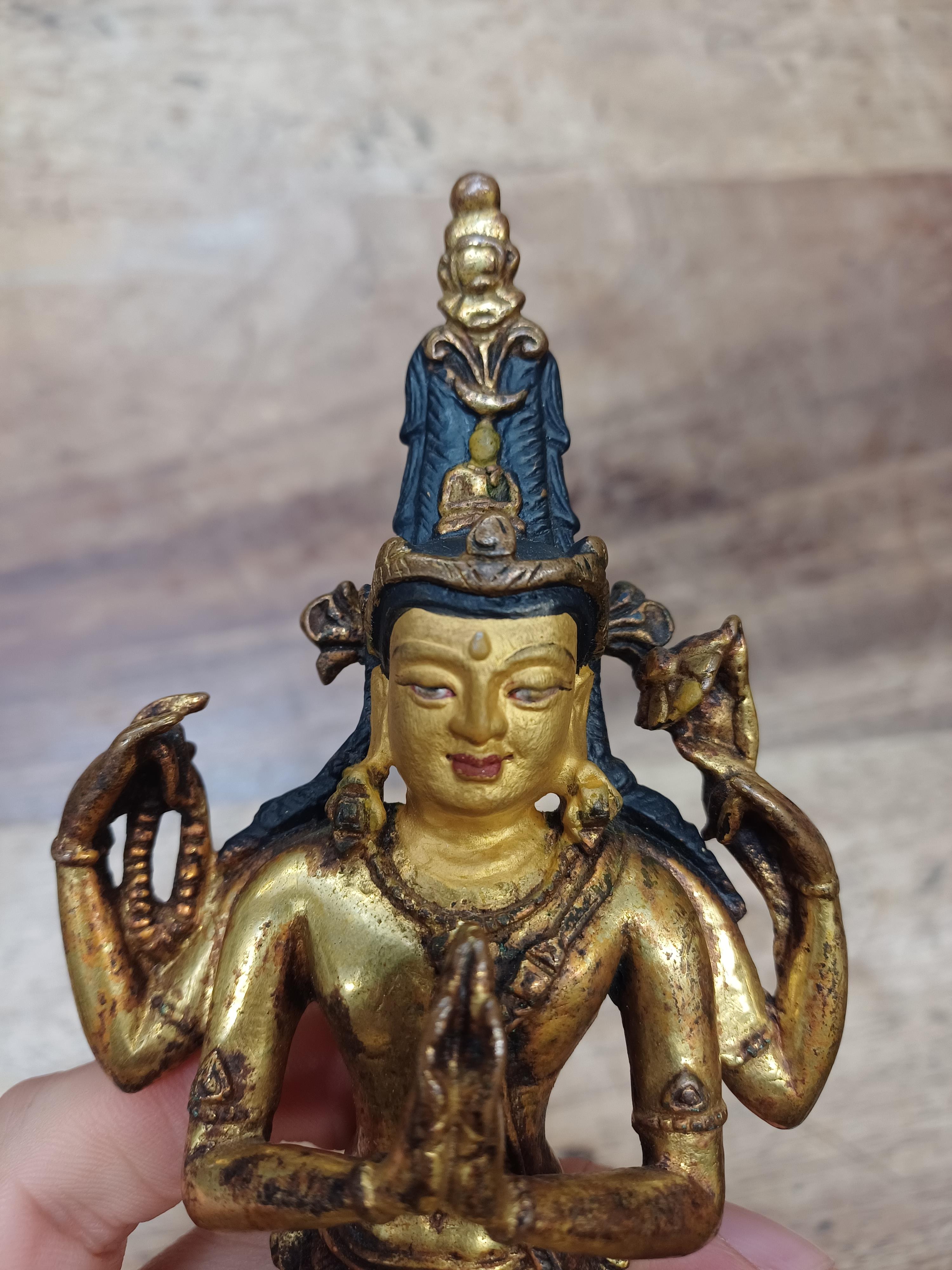 A TIBETAN GILT-BRONZE BRONZE FIGURE OF SADAKSARI 十三世紀 銅鎏金觀音坐像 - Image 3 of 17