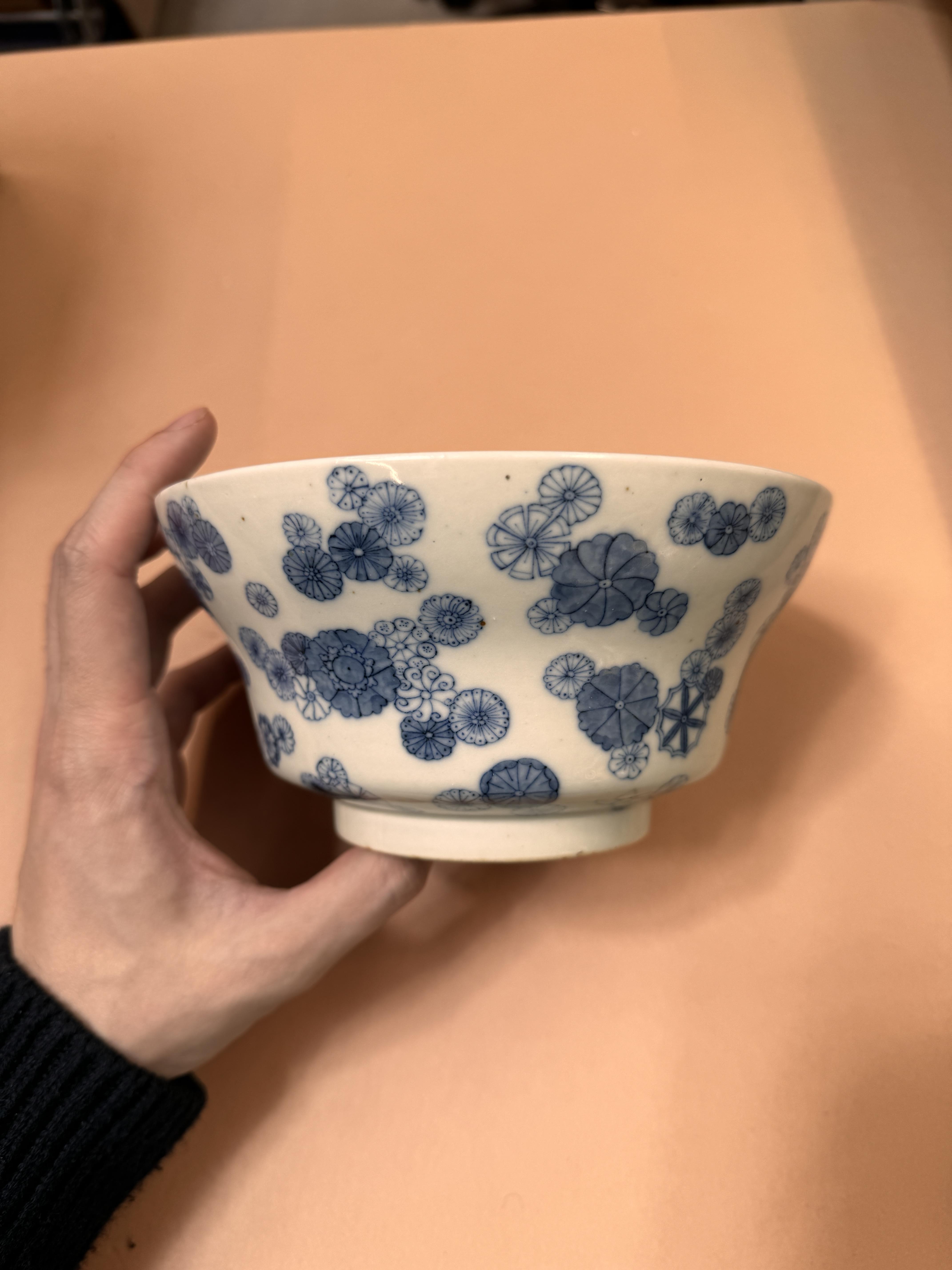 A CHINESE BLUE AND WHITE OGEE BOWL 清十九世紀 青花皮球花折腰盌 《御賜純一堂製》款 - Image 11 of 20