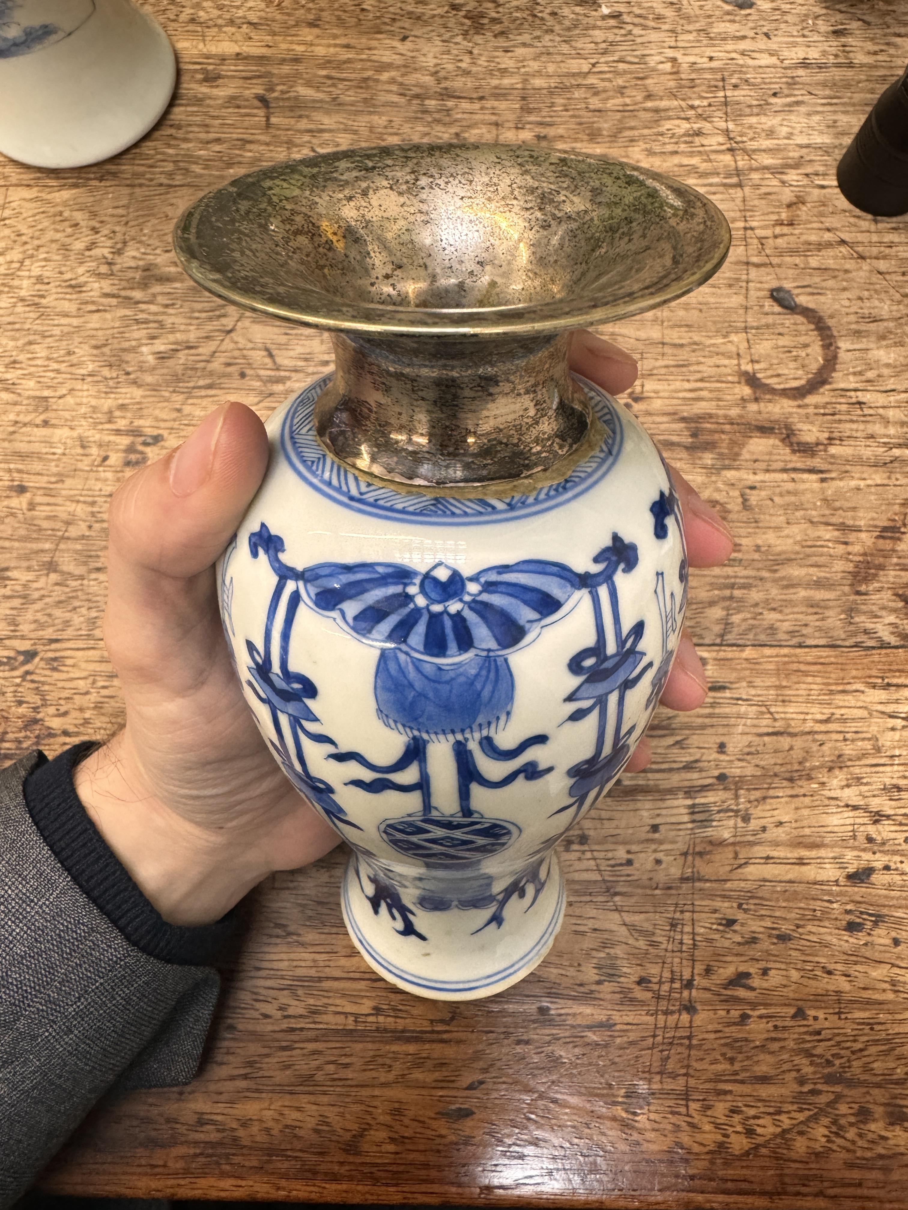 A CHINESE BLUE AND WHITE VASE 清康熙 青花雙魚紋瓶 - Image 8 of 17