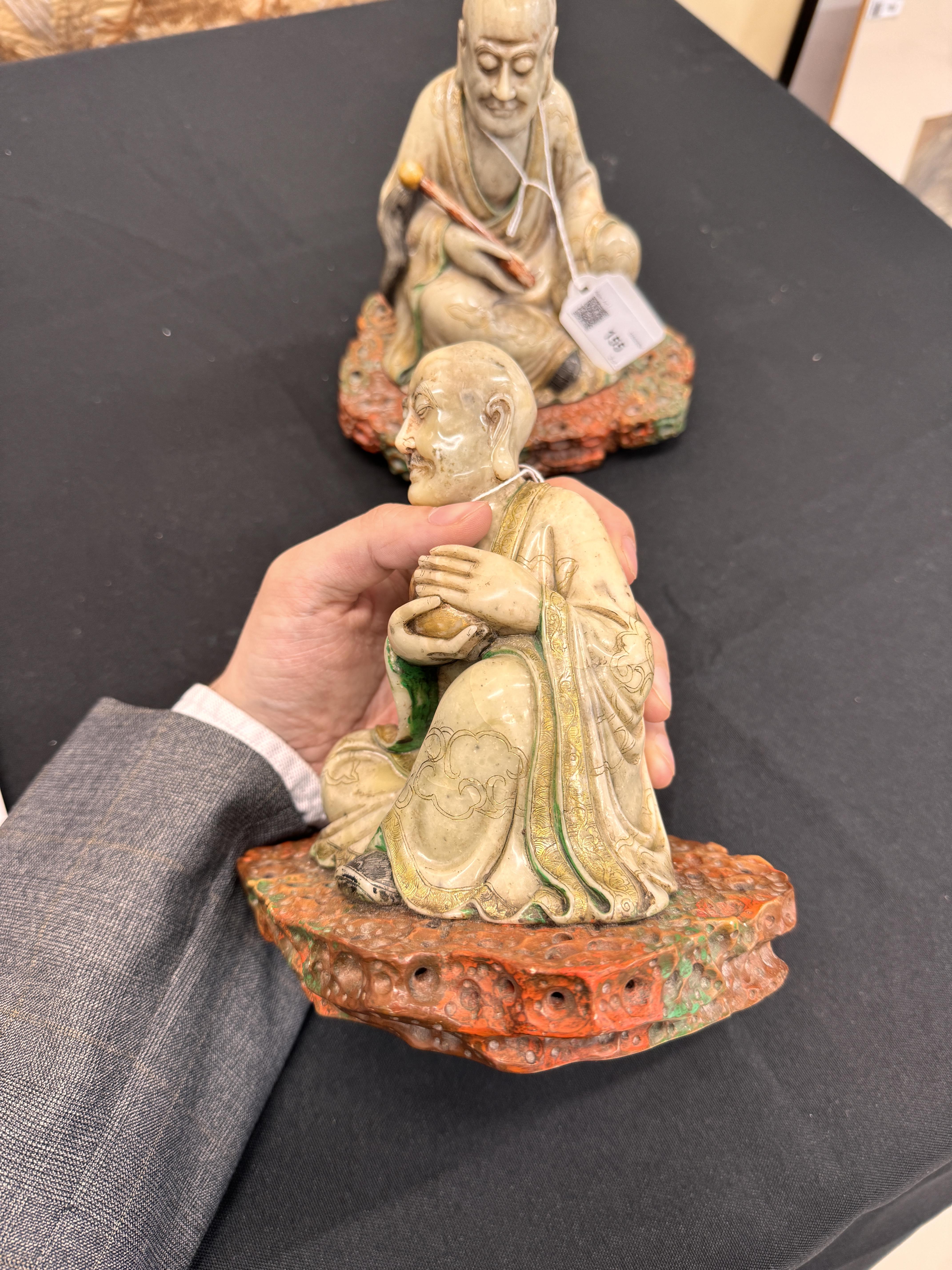 A PAIR OF FINE CHINESE SOAPSTONE 'LUOHAN' FIGURES 清康熙 壽山石羅漢坐像一對 - Image 16 of 24