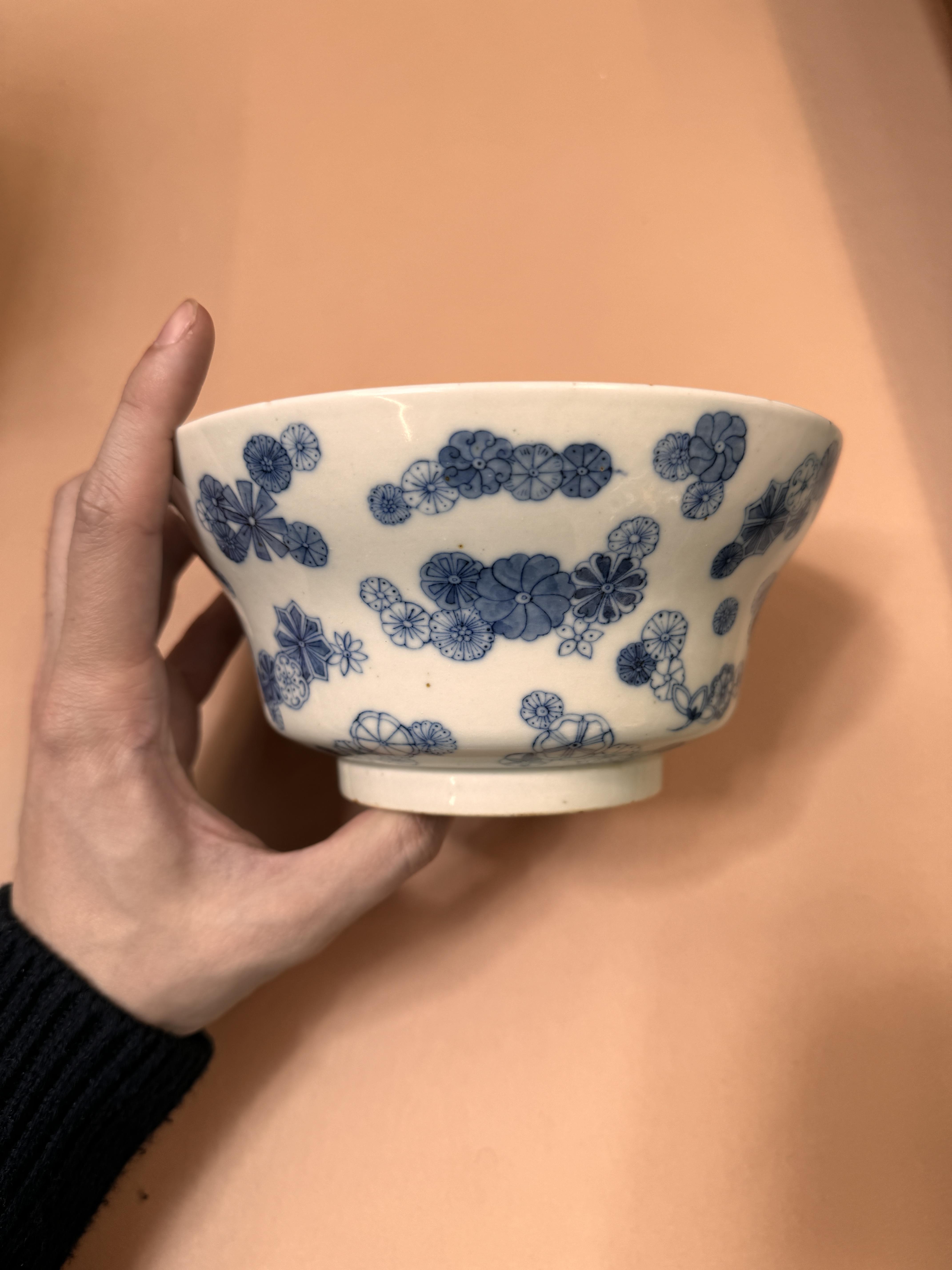 A CHINESE BLUE AND WHITE OGEE BOWL 清十九世紀 青花皮球花折腰盌 《御賜純一堂製》款 - Image 9 of 20