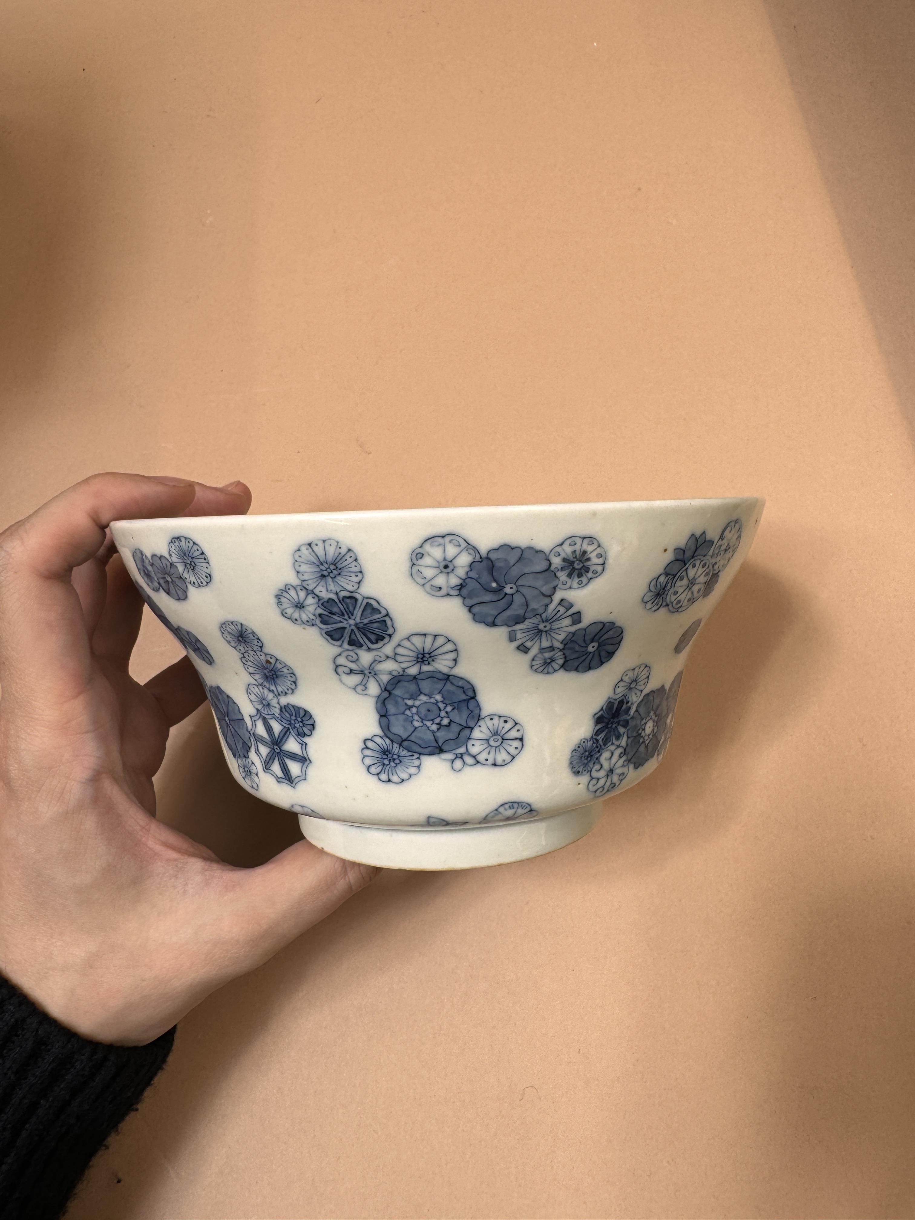 A CHINESE BLUE AND WHITE OGEE BOWL 清十九世紀 青花皮球花折腰盌 《御賜純一堂製》款 - Image 12 of 20