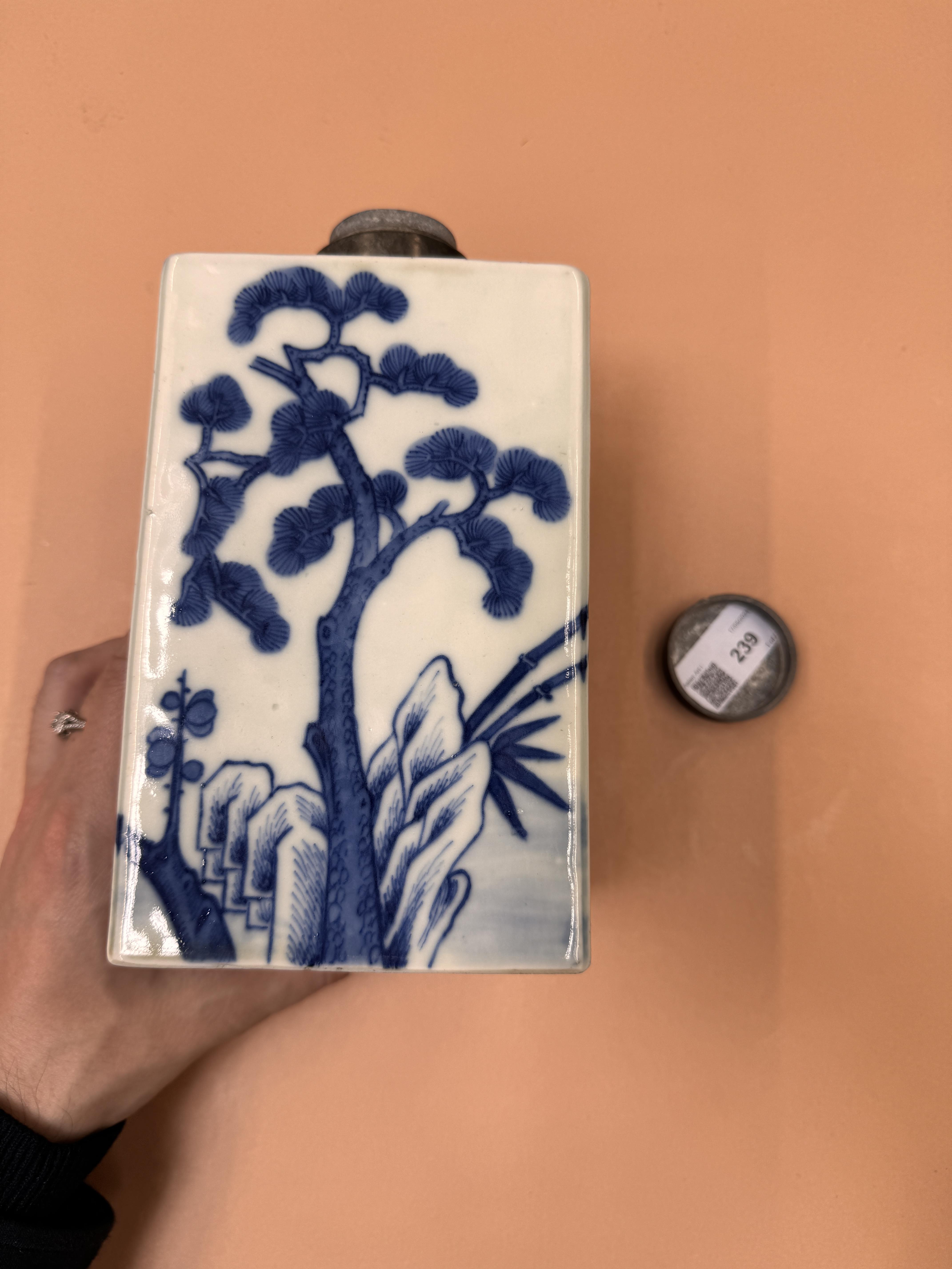 A CHINESE BLUE AND WHITE 'THREE FRIENDS OF WINTER' TEA CADDY 清嘉慶 青花歲寒三友方罐 《嘉慶年製》款 - Image 11 of 14