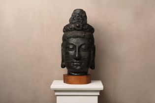 AN IMPRESSIVE AND FINE CHINESE CARVED GREY STONE HEAD OF THE AVALOKITESHVARA BODHISATTVA, GUANYIN 唐至