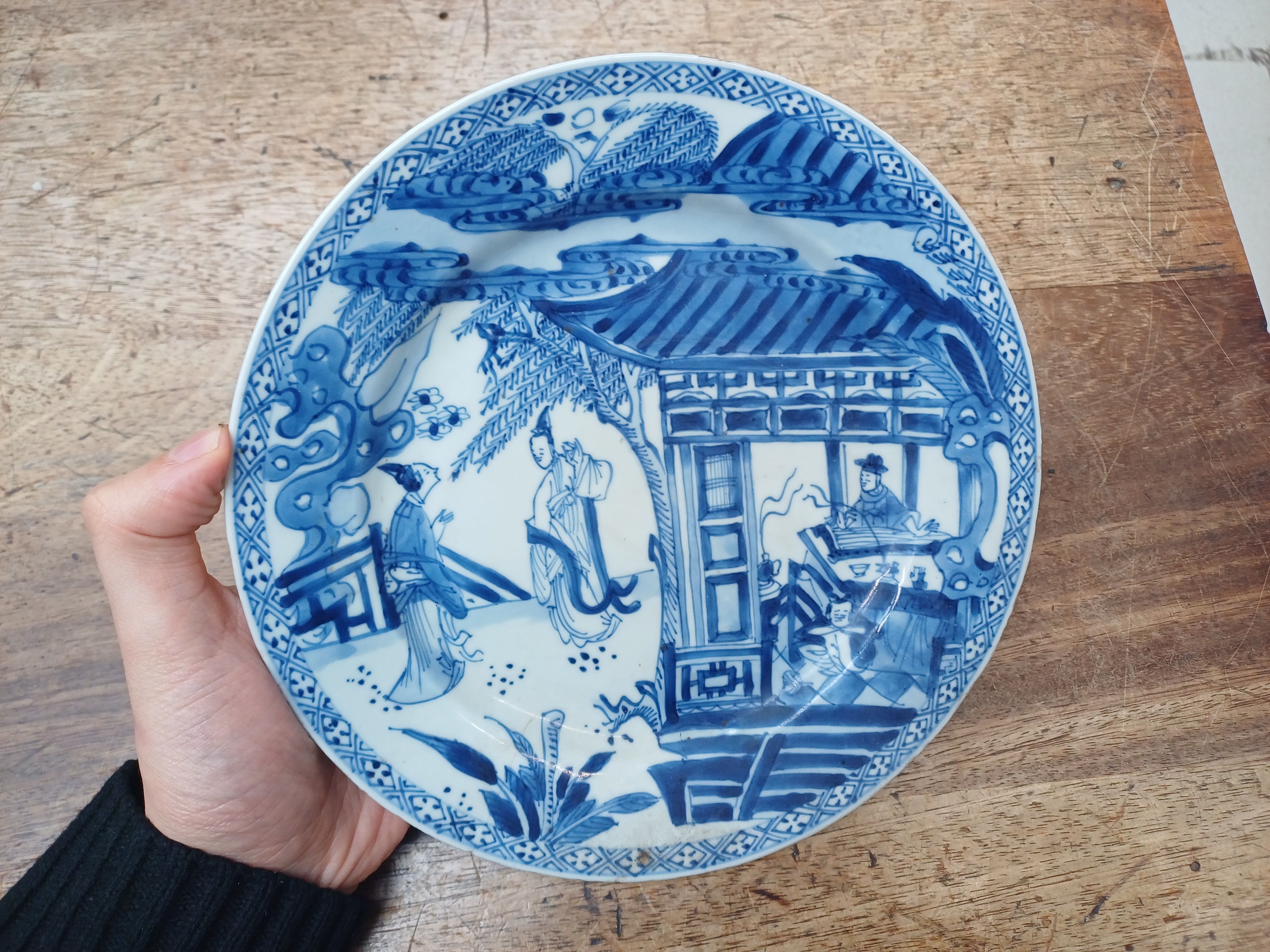 A CHINESE BLUE AND WHITE 'ROMANCE OF THE WESTERN CHAMBER' DISH 清雍正 青花繪西廂記盤 - Image 6 of 8