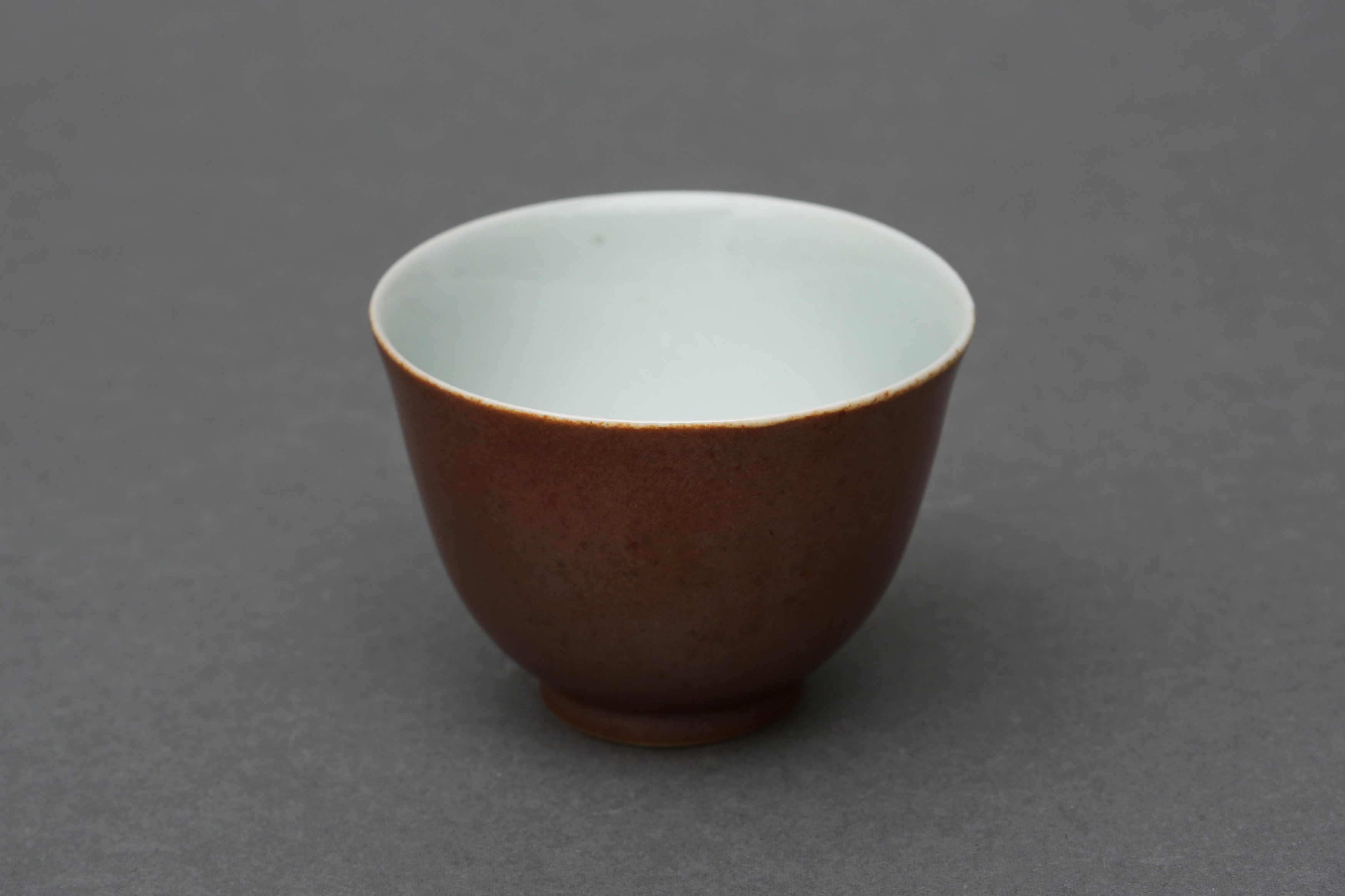 A RARE CHINESE MONOCHROME BROWN-GLAZED WINE CUP 清乾隆 醬釉盃 《大清乾隆年製》款 - Image 3 of 23