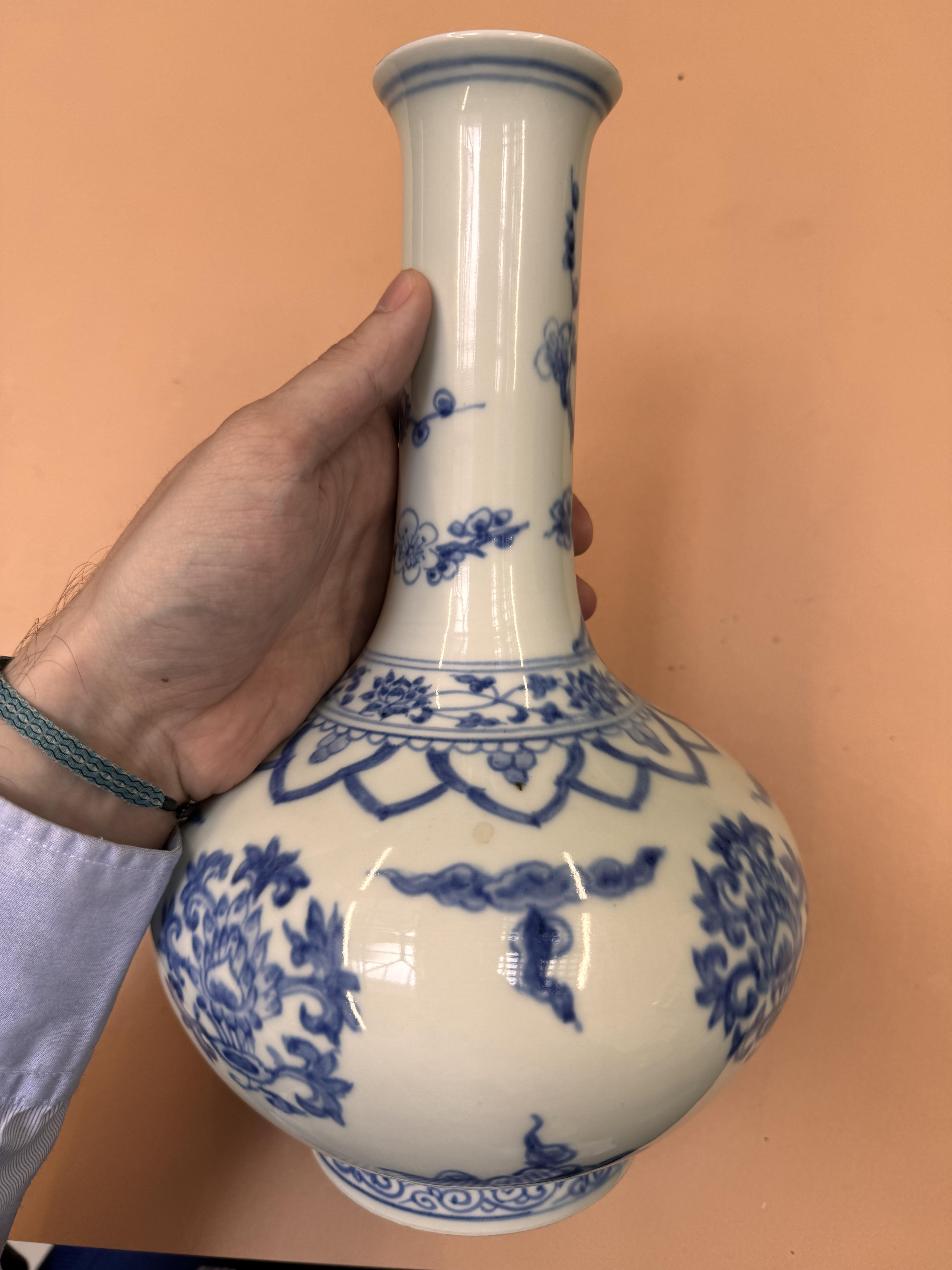 A CHINESE BLUE AND WHITE 'LOTUS' BOTTLE VASE 二十世紀 青花團蓮紋瓶 - Image 9 of 15