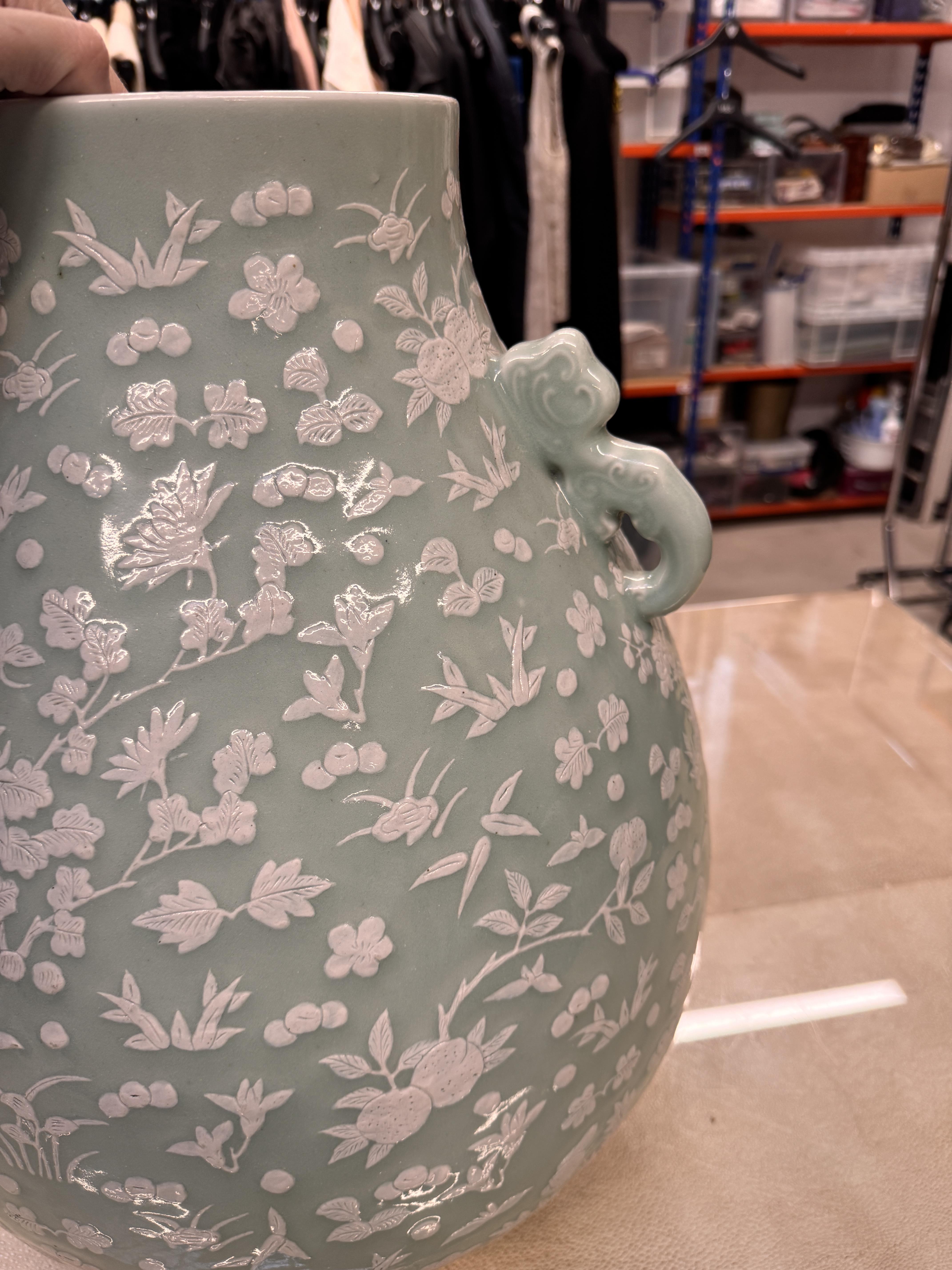 A LARGE CHINESE SLIP-DECORATED CELADON VASE, HU 青釉飾堆白雙龍耳瓶 - Image 7 of 12