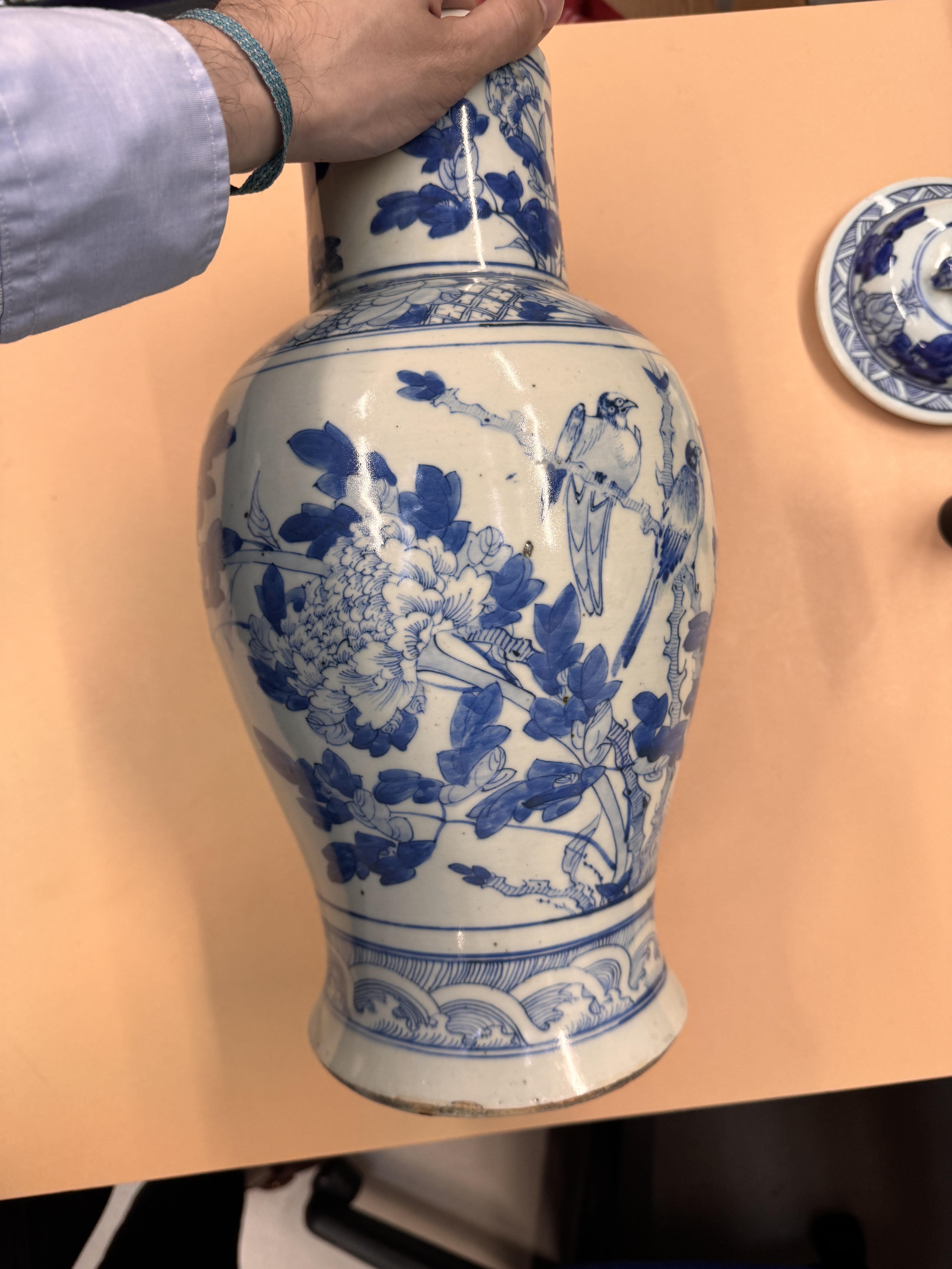 A CHINESE BLUE AND WHITE BALUSTER VASE AND COVER 清十九世紀 青花花鳥圖紋獅鈕蓋罐 - Image 16 of 28