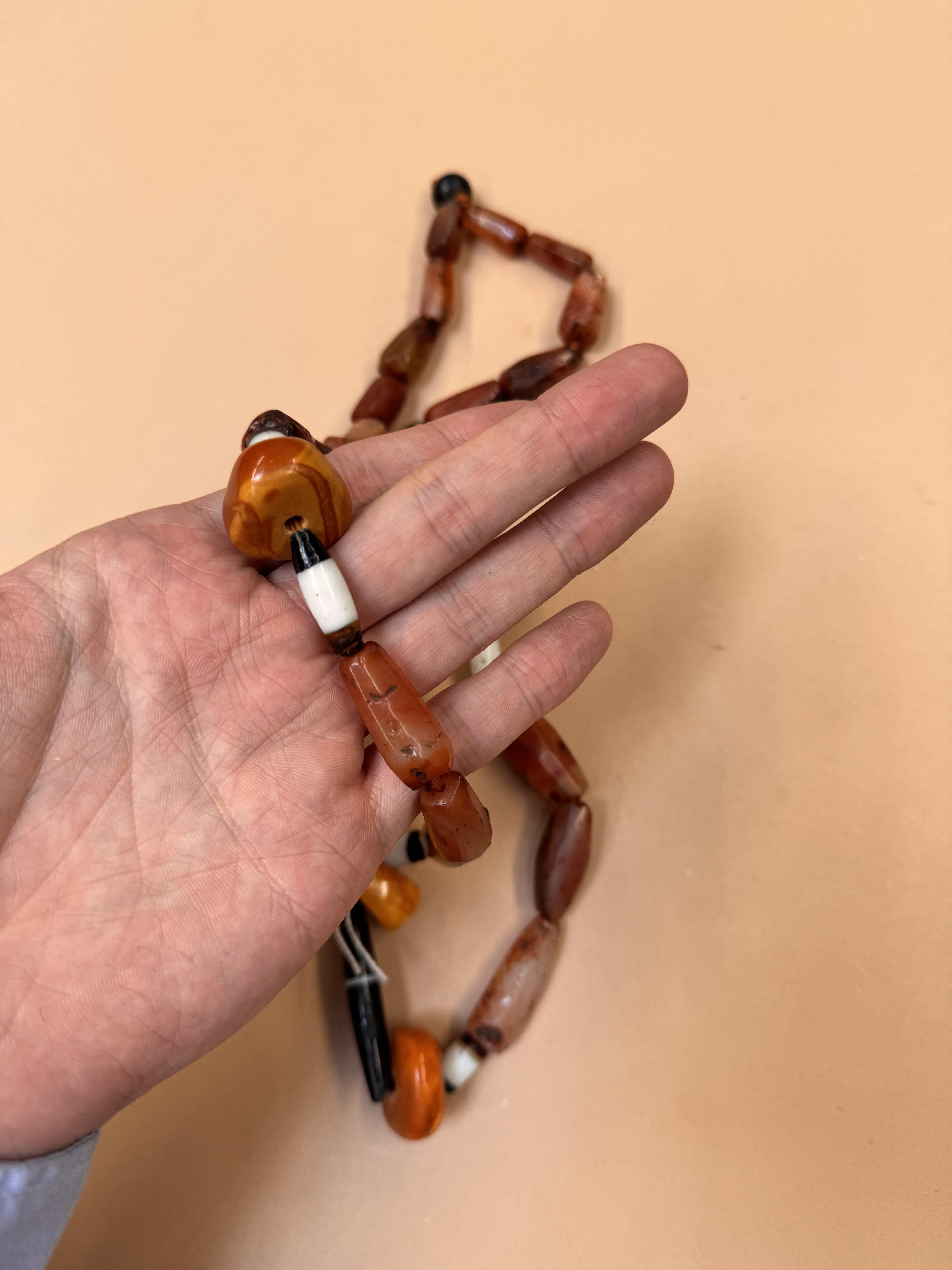 A TIBETAN HARDSTONE AND AMBER NECKLACE 十九世紀 硬石及琥珀項鍊 - Image 13 of 16