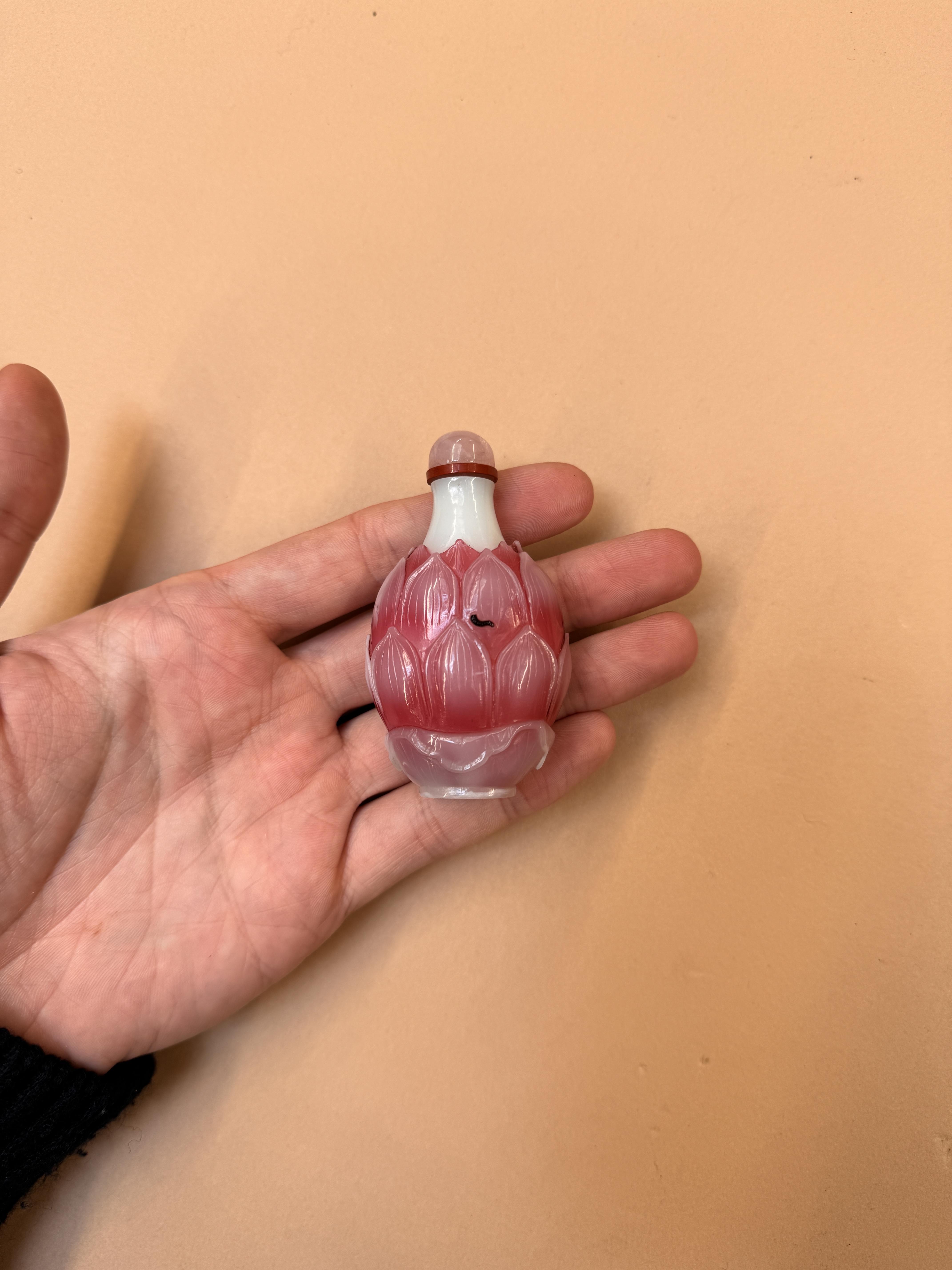 A CHINESE WHITE AND PINK BEIJING GLASS 'LOTUS' SNUFF BOTTLE 十九世紀 粉紅料荷花形鼻煙壺 - Image 12 of 16