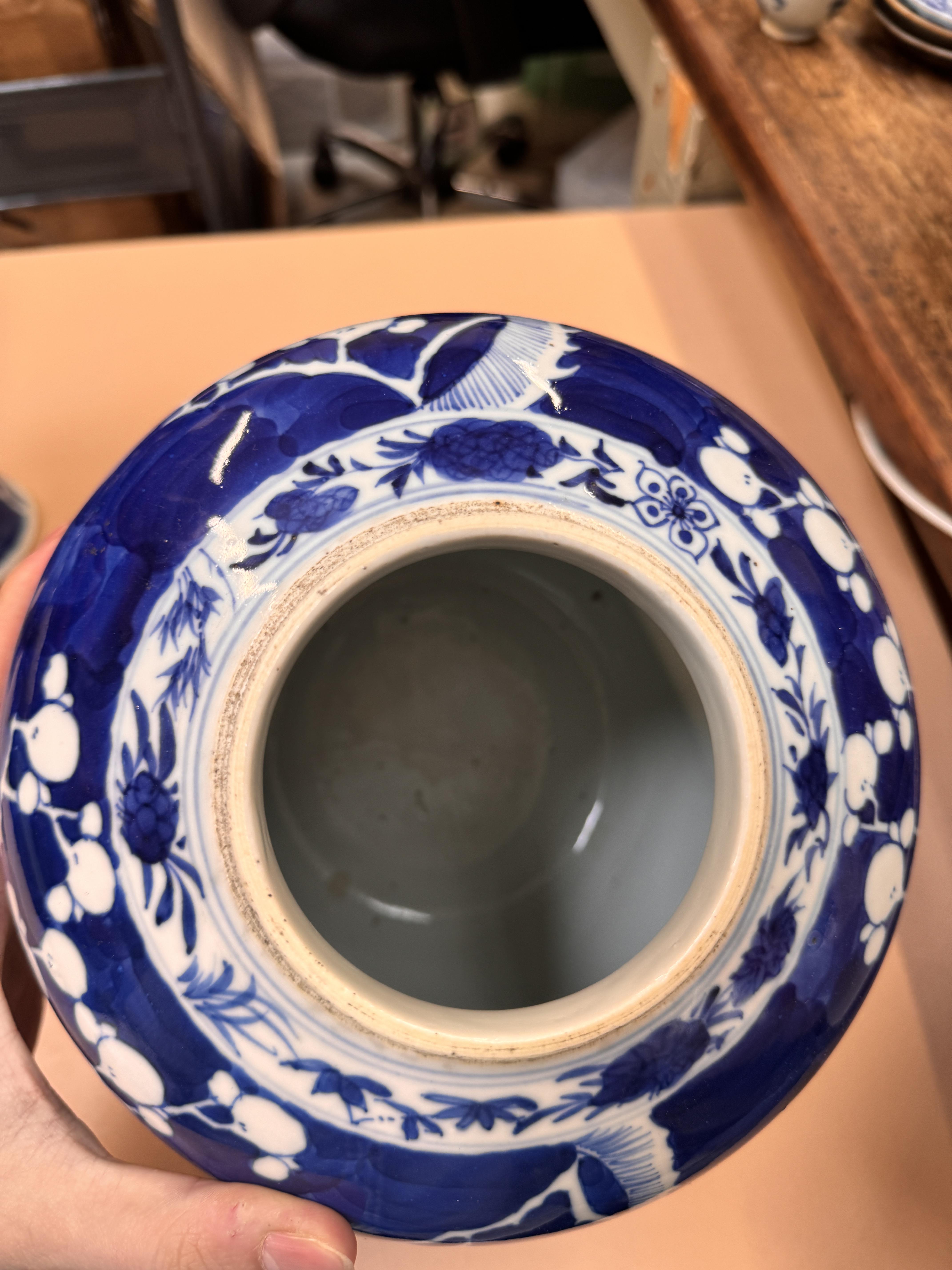 A CHINESE BLUE AND WHITE 'PRUNUS' JAR AND TWO VASES 清十九世紀 青花梅紋罐及瓶兩件 - Bild 13 aus 33
