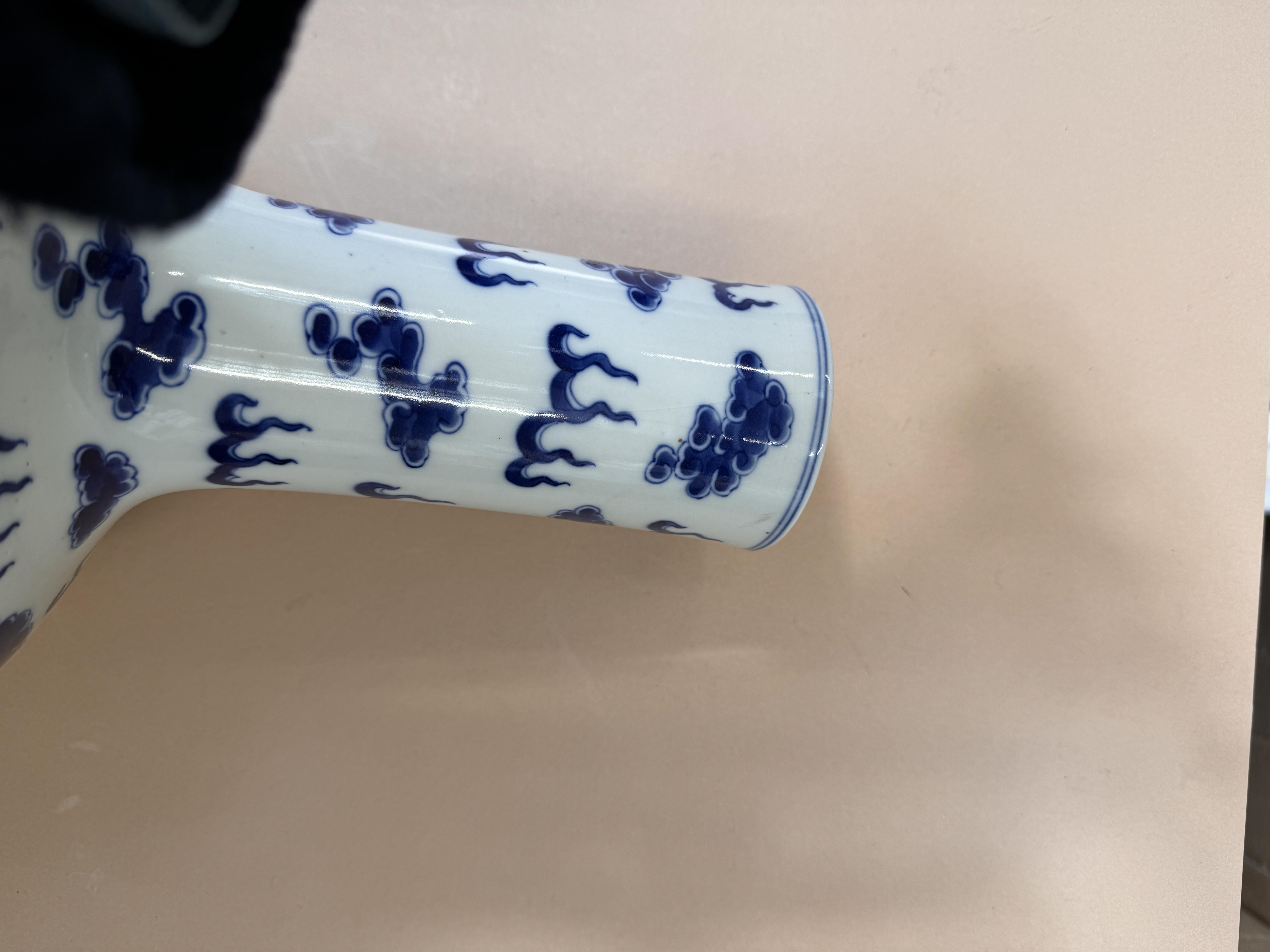 A CHINESE BLUE AND WHITE 'DRAGONS' VASE 清十九世紀 青花雲龍紋瓶 - Image 28 of 28