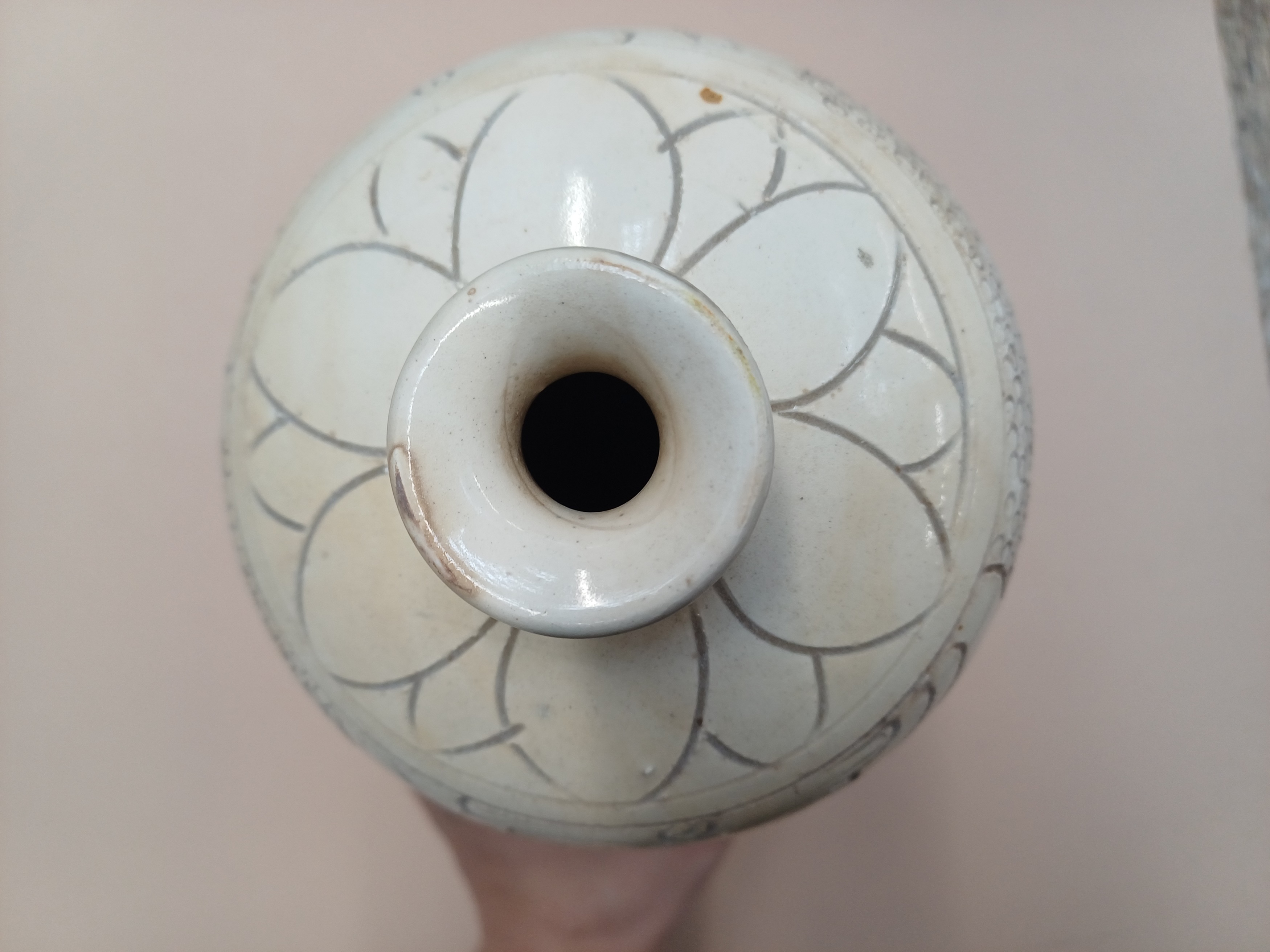 A CHINESE CIZHOU-STYLE INCISED VASE 二十世紀 仿磁州窰白釉劃花梅瓶 - Image 4 of 9
