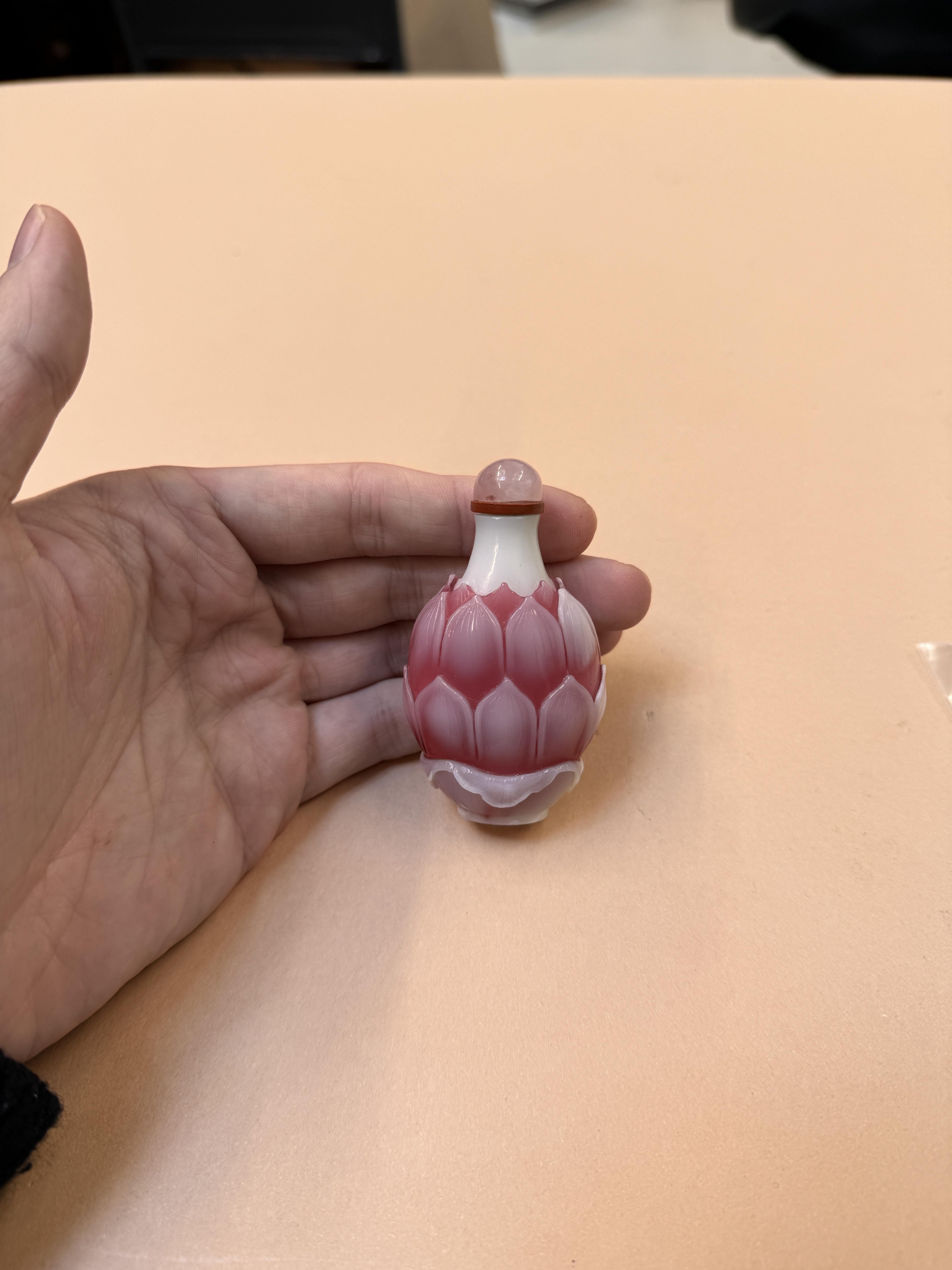 A CHINESE WHITE AND PINK BEIJING GLASS 'LOTUS' SNUFF BOTTLE 十九世紀 粉紅料荷花形鼻煙壺 - Image 6 of 16