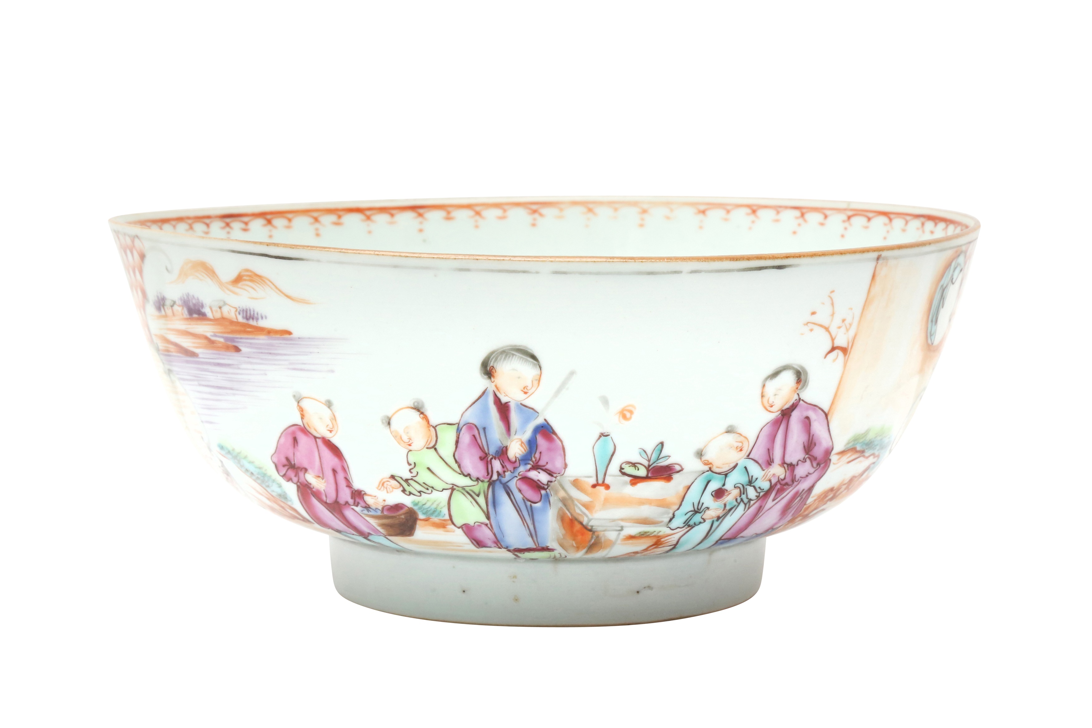 A SMALL CHINESE EXPORT FAMILLE-ROSE 'MANDARIN PALETTE' BOWL 清十八世紀 外銷粉彩人物故事圖紋盌 - Image 2 of 6