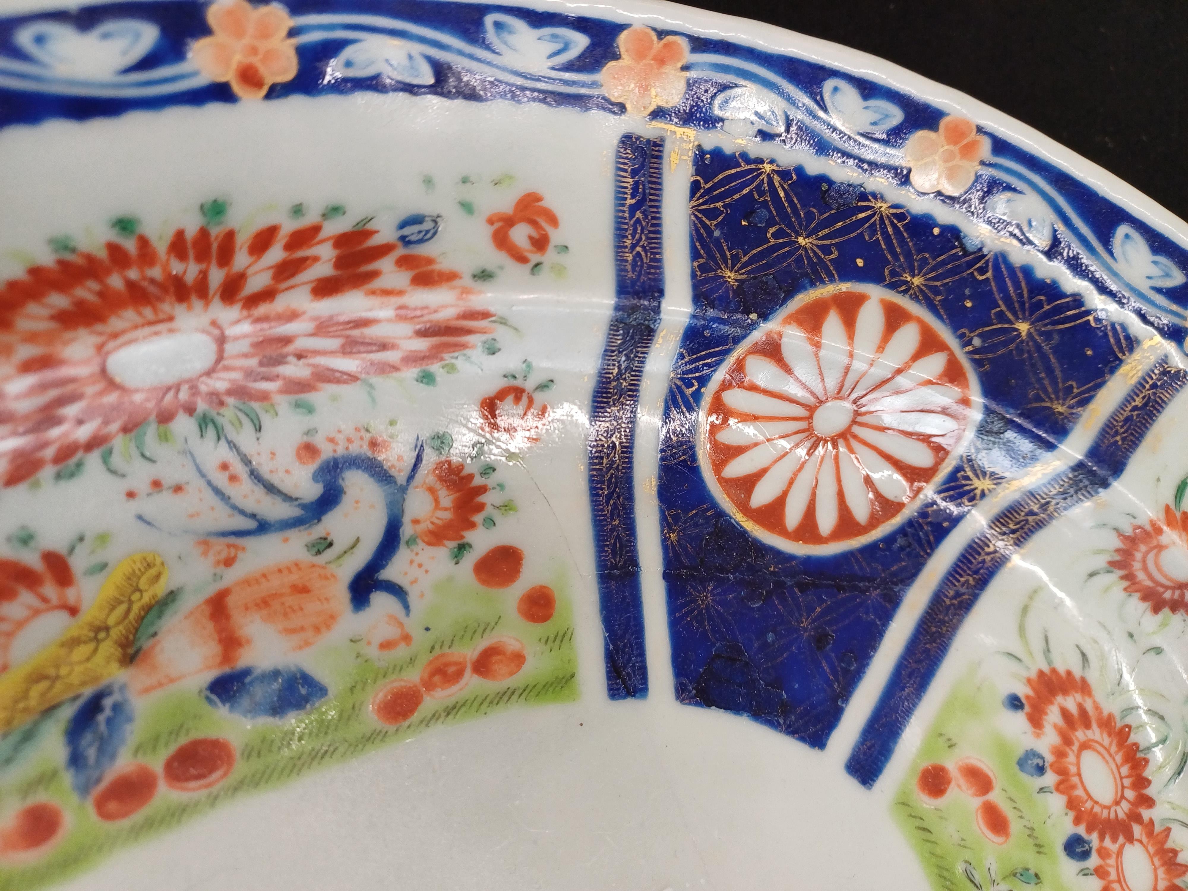 A CHINESE EXPORT ARMORIAL OVAL DISH FOR THE INDIAN MARKET 清十九世紀 約1820年 外銷粉彩繪徽章紋盤 - Image 5 of 7