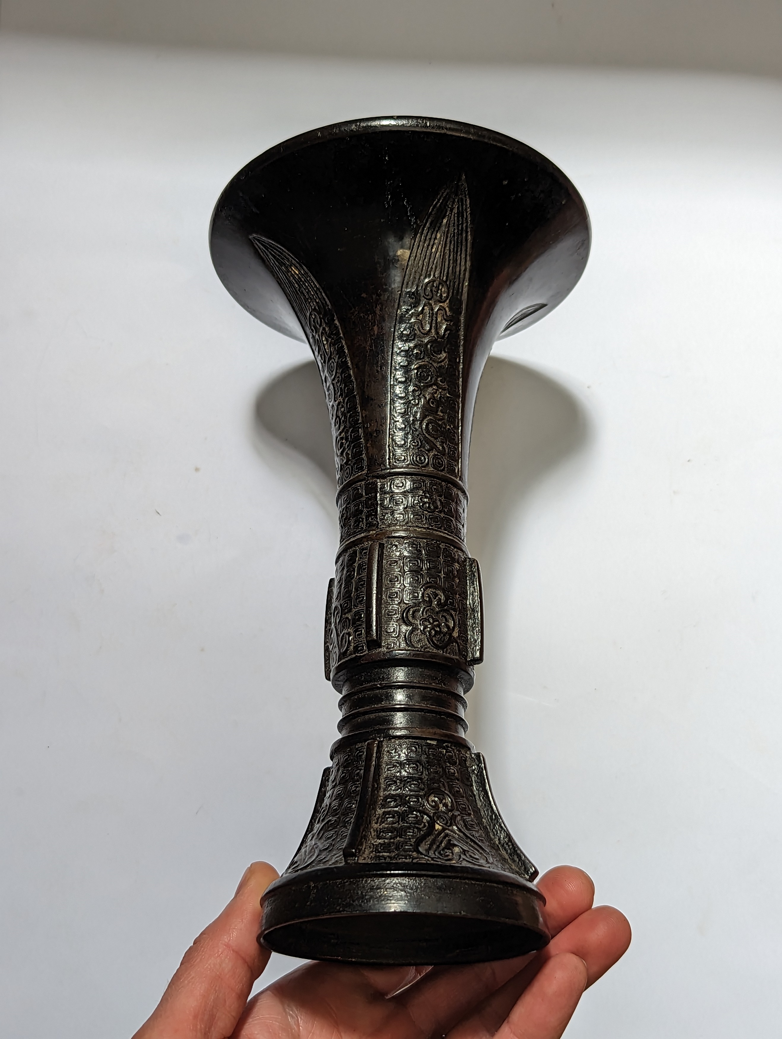 A CHINESE BRONZE ARCHAISTIC VASE, GU 清十八世紀 銅仿古觚 - Image 2 of 13