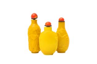 THREE YELLOW BEIJING GLASS SNUFF BOTTLES 晚清 黃料鼻煙壺三件