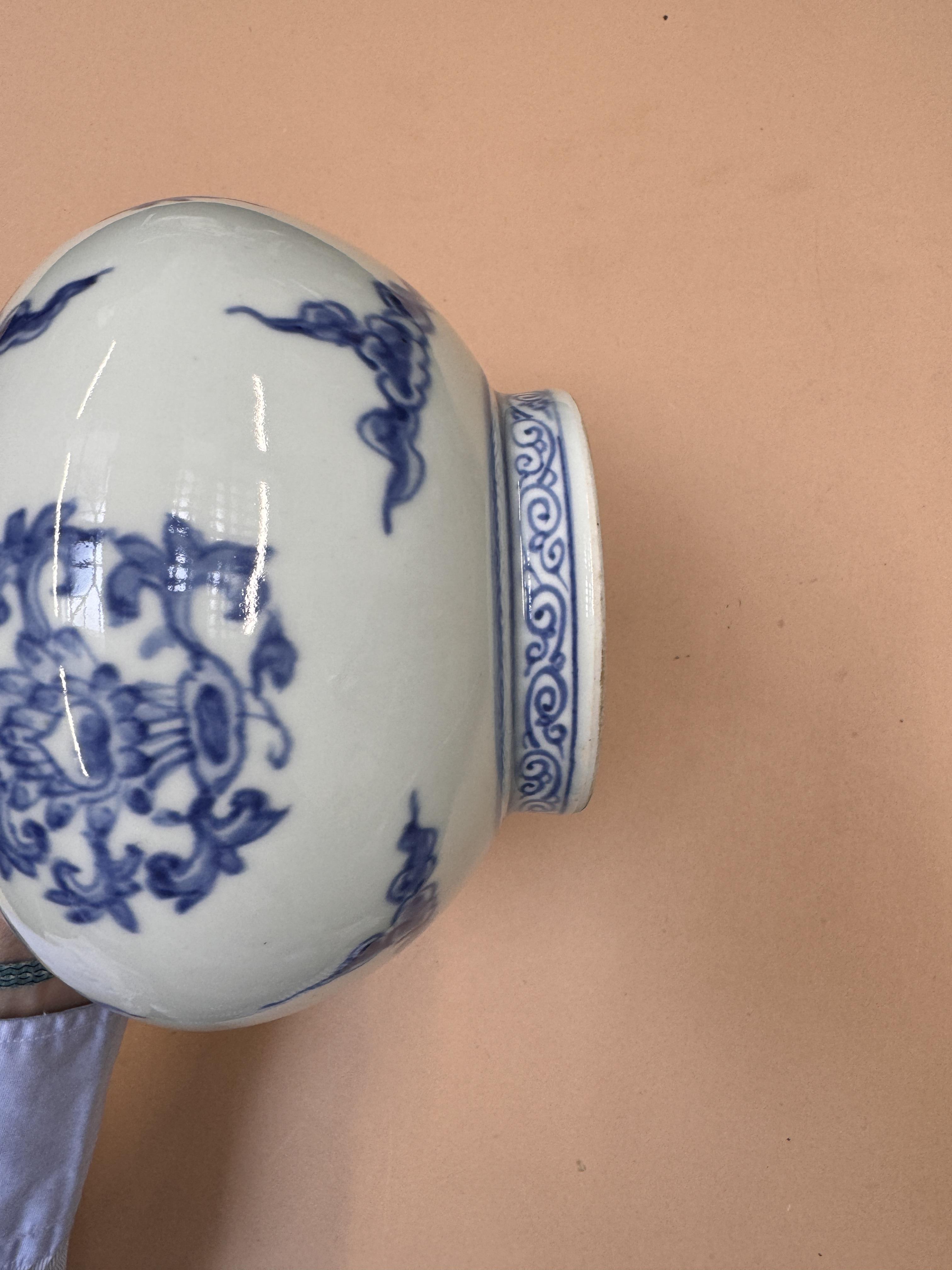 A CHINESE BLUE AND WHITE 'LOTUS' BOTTLE VASE 二十世紀 青花團蓮紋瓶 - Image 2 of 15