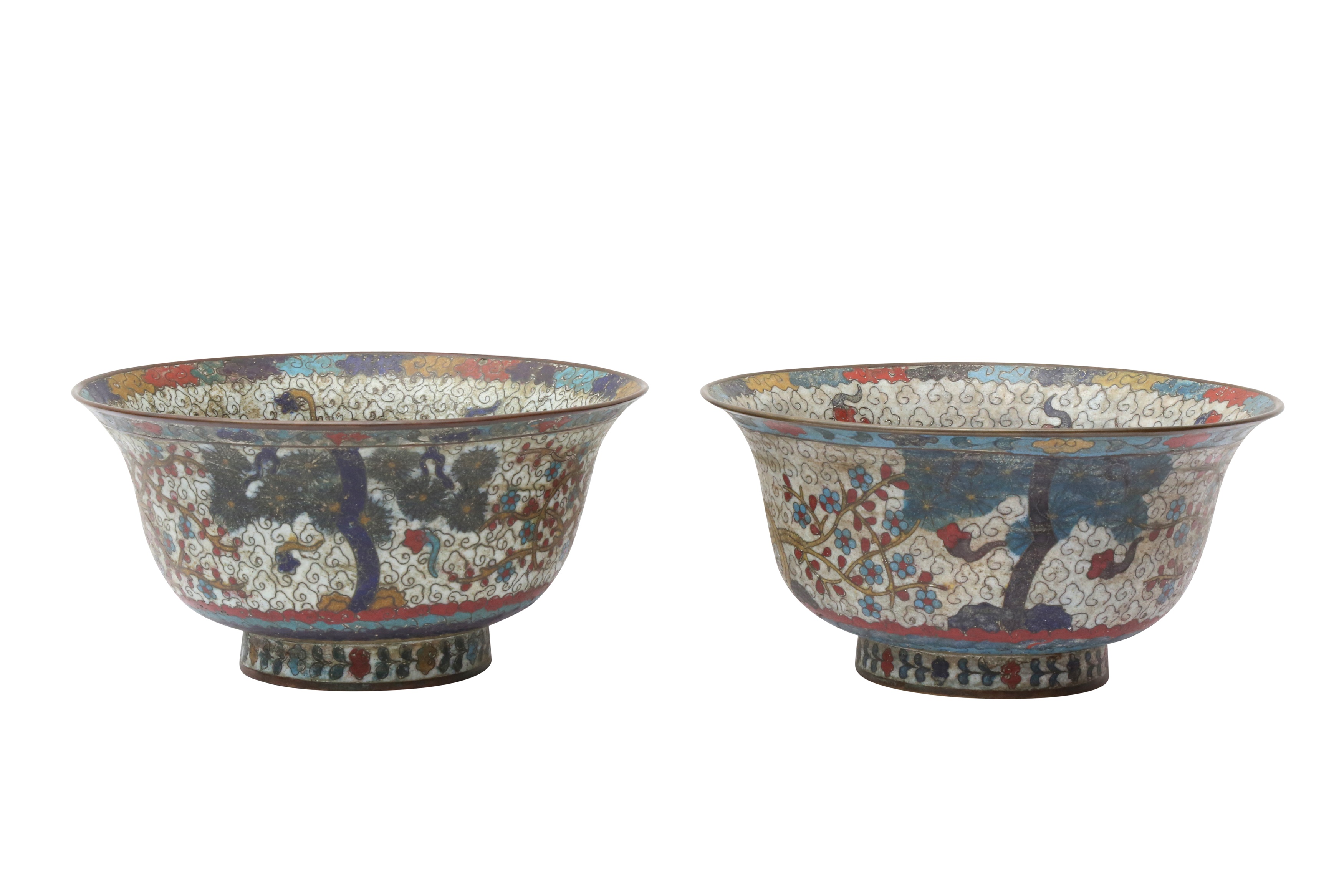 A PAIR OF CHINESE CLOISONNE ENAMEL BOWLS 清十九世紀 銅胎掐絲琺瑯盌一對