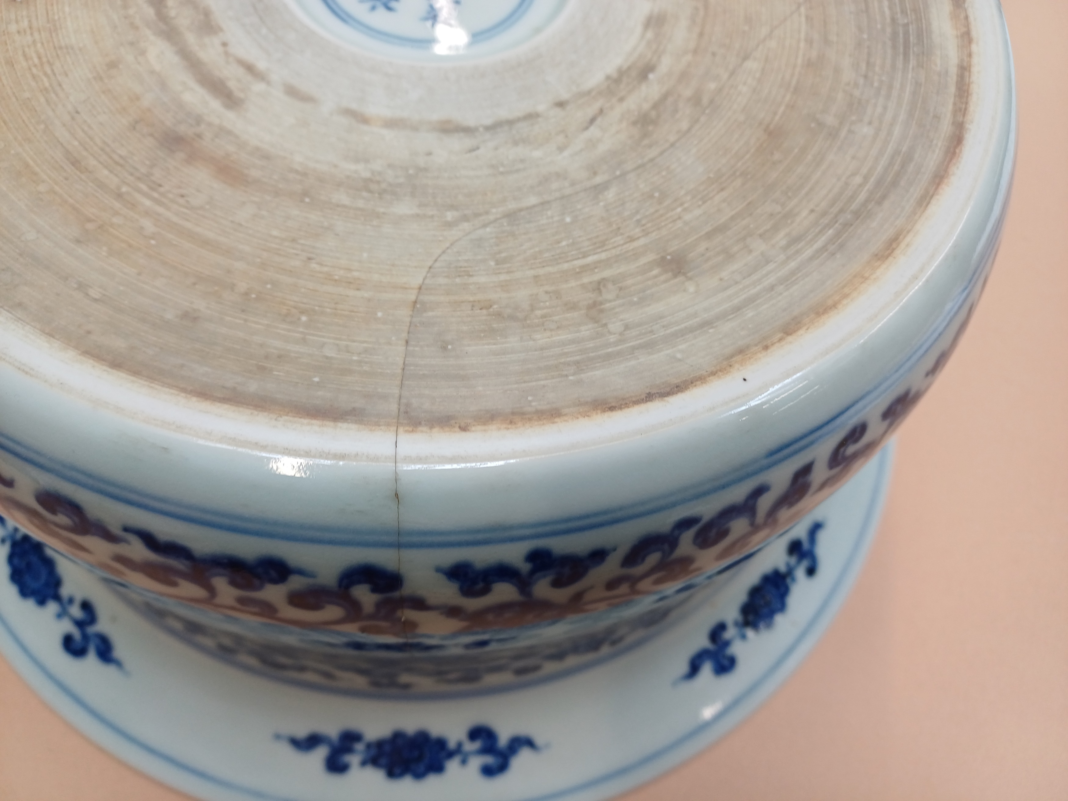 A CHINESE MING-STYLE BLUE AND WHITE 'LOTUS' BASIN 明式青花纏枝蓮紋盆 《大清雍正年製》款 - Image 10 of 14