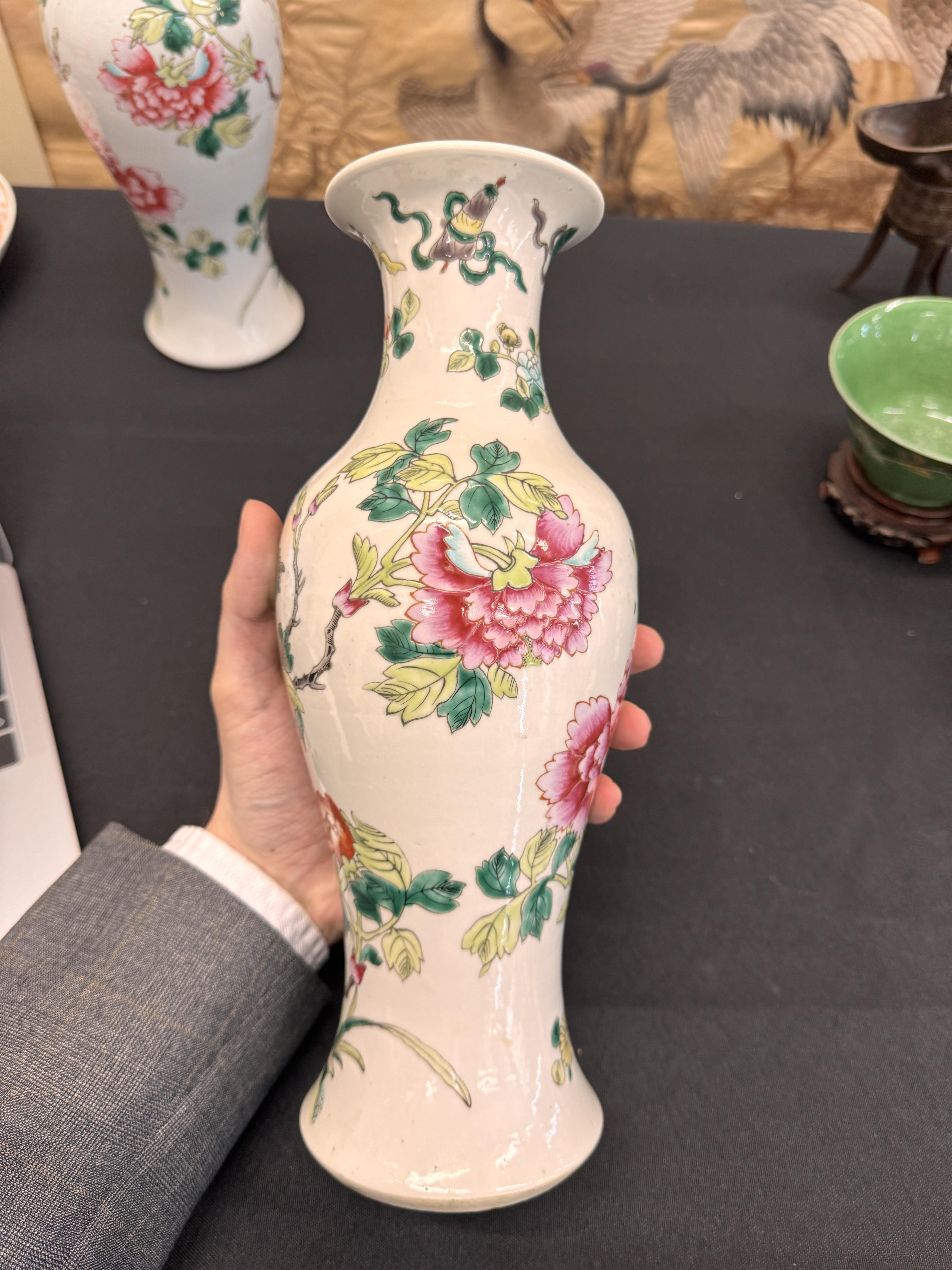 A PAIR OF CHINESE FAMILLE-ROSE 'PEONY' VASES 清 十九或二十世紀 粉彩牡丹紋瓶一對 - Image 11 of 19