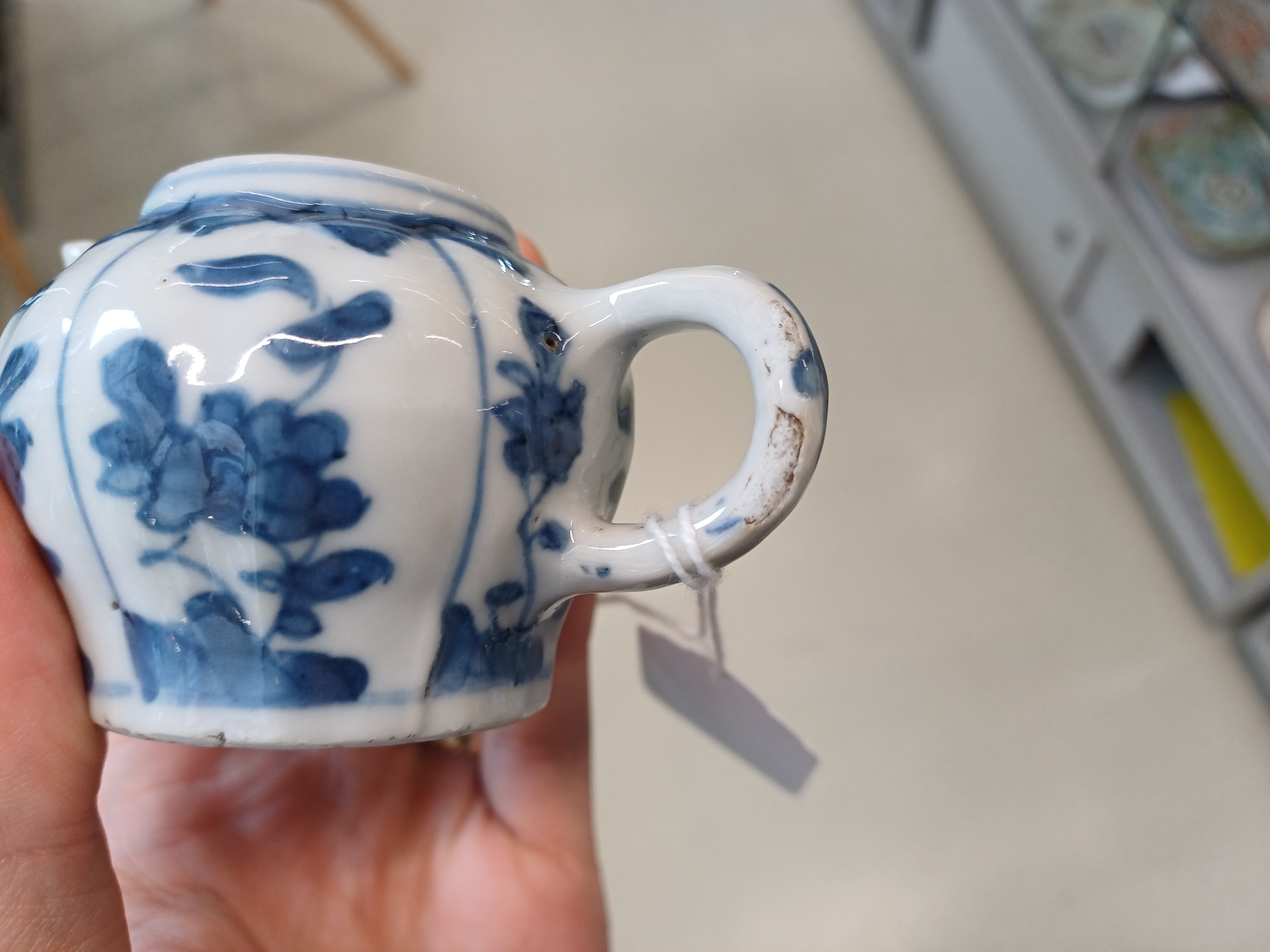 A SMALL CHINESE BLUE AND WHITE TEAPOT AND COVER 清康熙 青花花卉紋茶壺 - Image 3 of 8