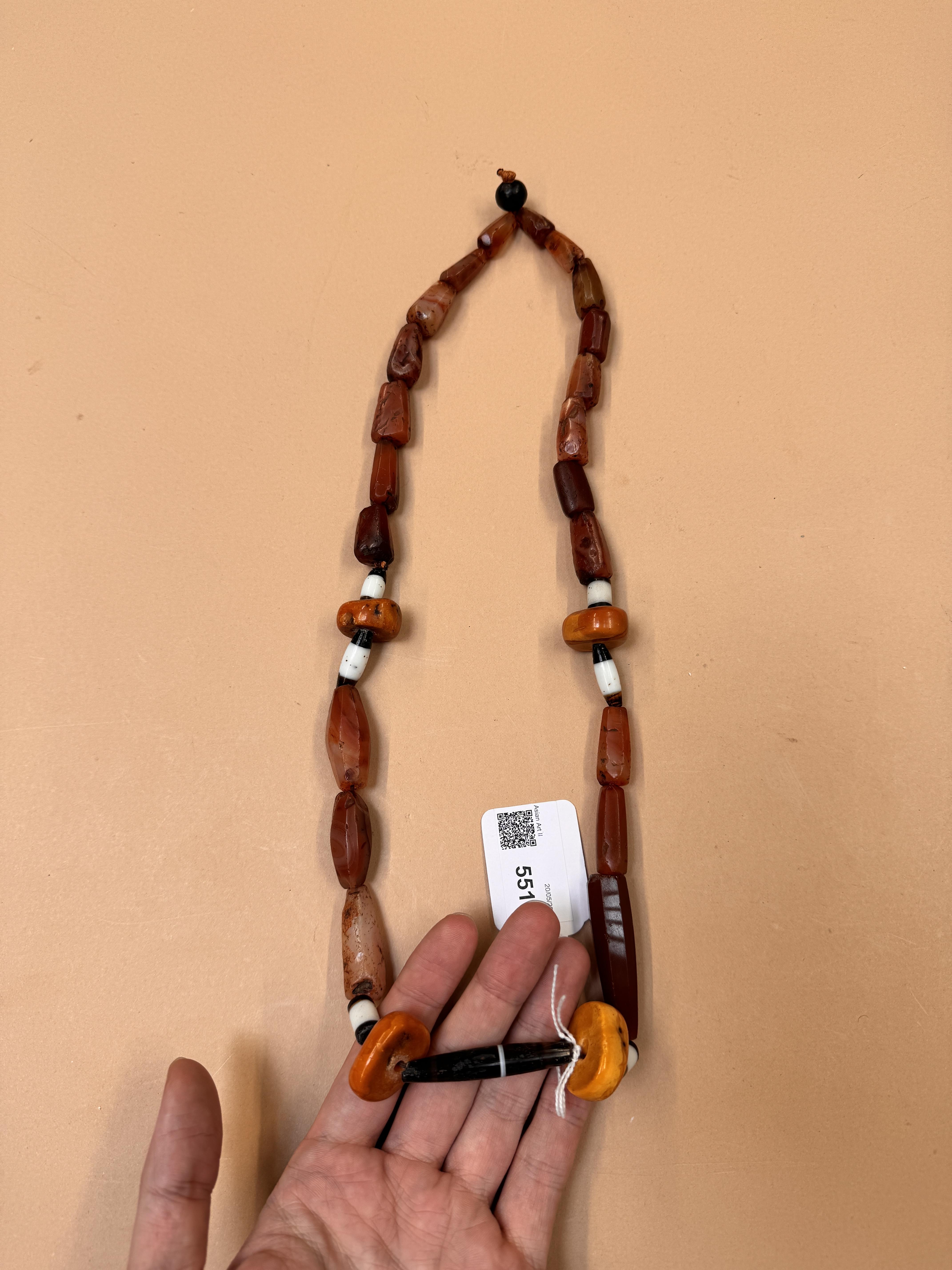 A TIBETAN HARDSTONE AND AMBER NECKLACE 十九世紀 硬石及琥珀項鍊 - Image 4 of 16