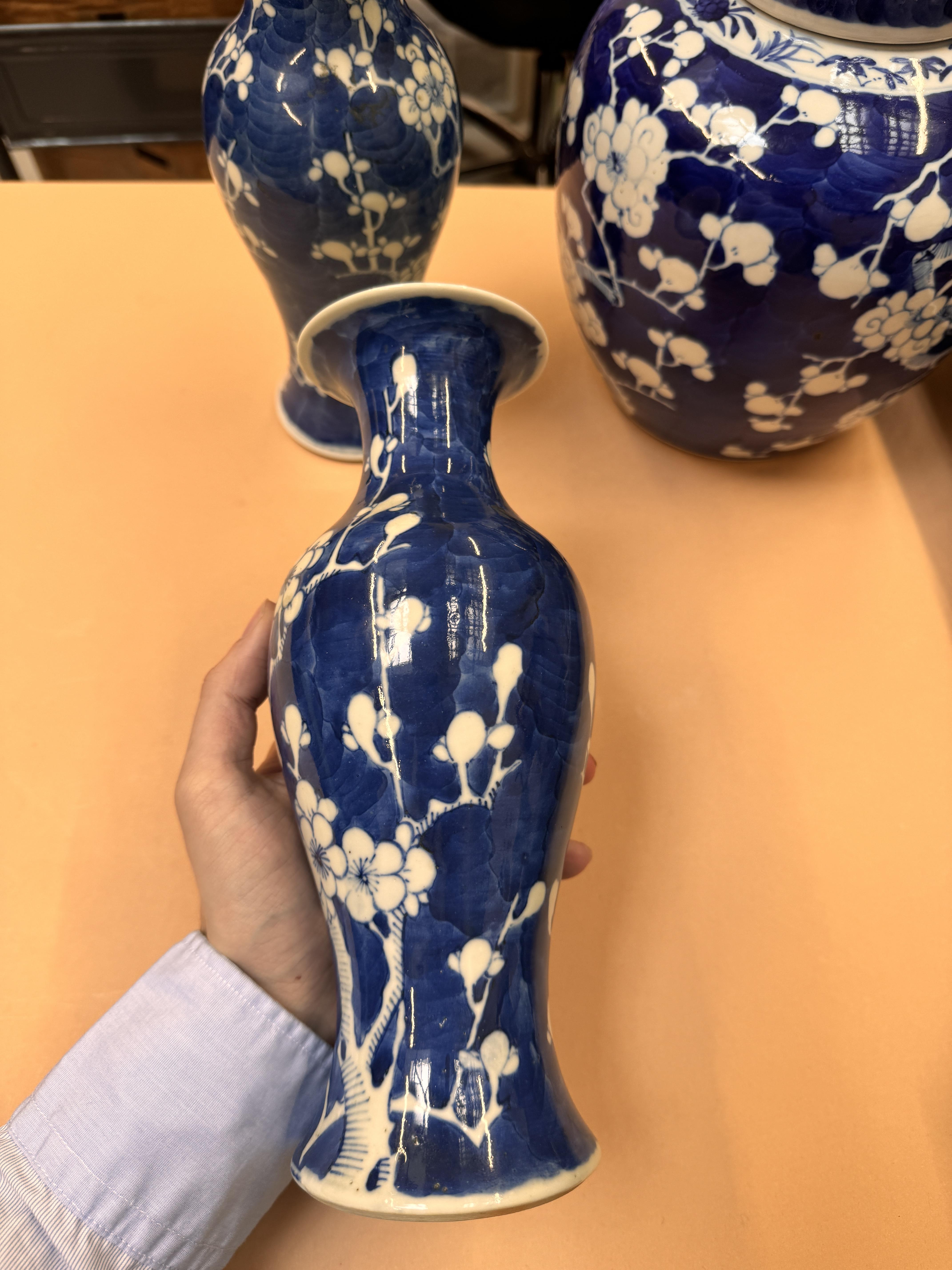 A CHINESE BLUE AND WHITE 'PRUNUS' JAR AND TWO VASES 清十九世紀 青花梅紋罐及瓶兩件 - Bild 31 aus 33