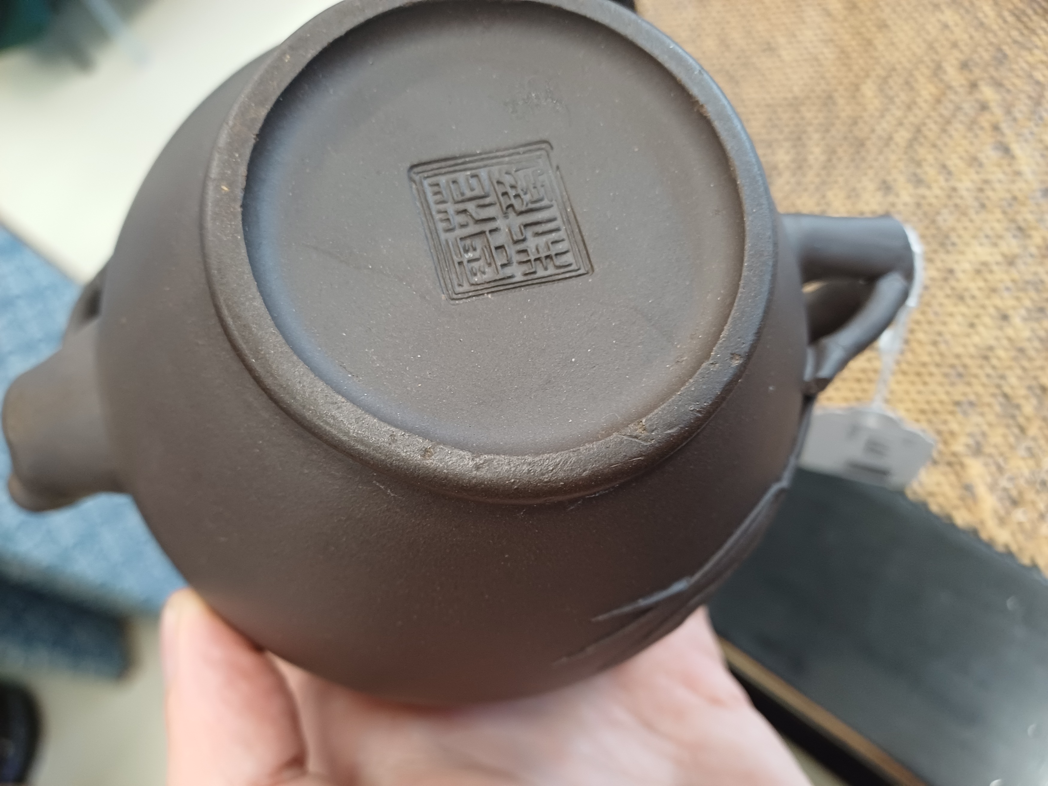 A CHINESE YIXING ZISHA 'BAMBOO' TEAPOT AND COVER 宜興紫砂竹紋壺 《范愛雲製》款 - Image 5 of 14