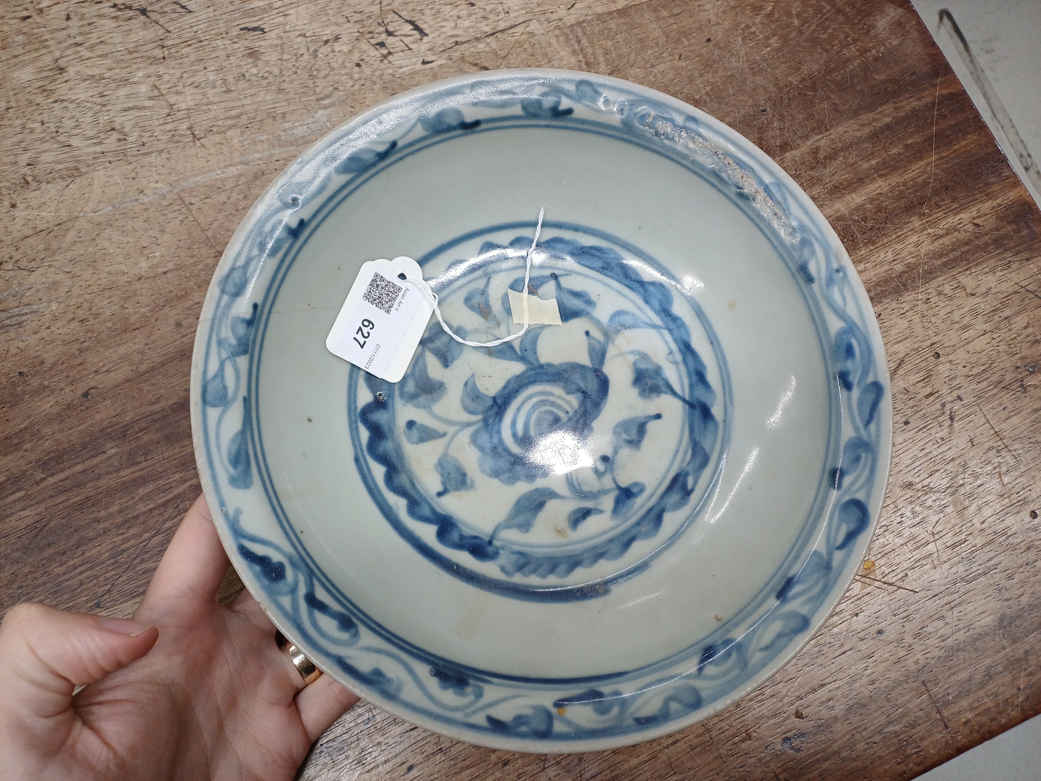 A CHINESE BLUE AND WHITE BOWL 明 青花花卉紋盌 - Image 3 of 6