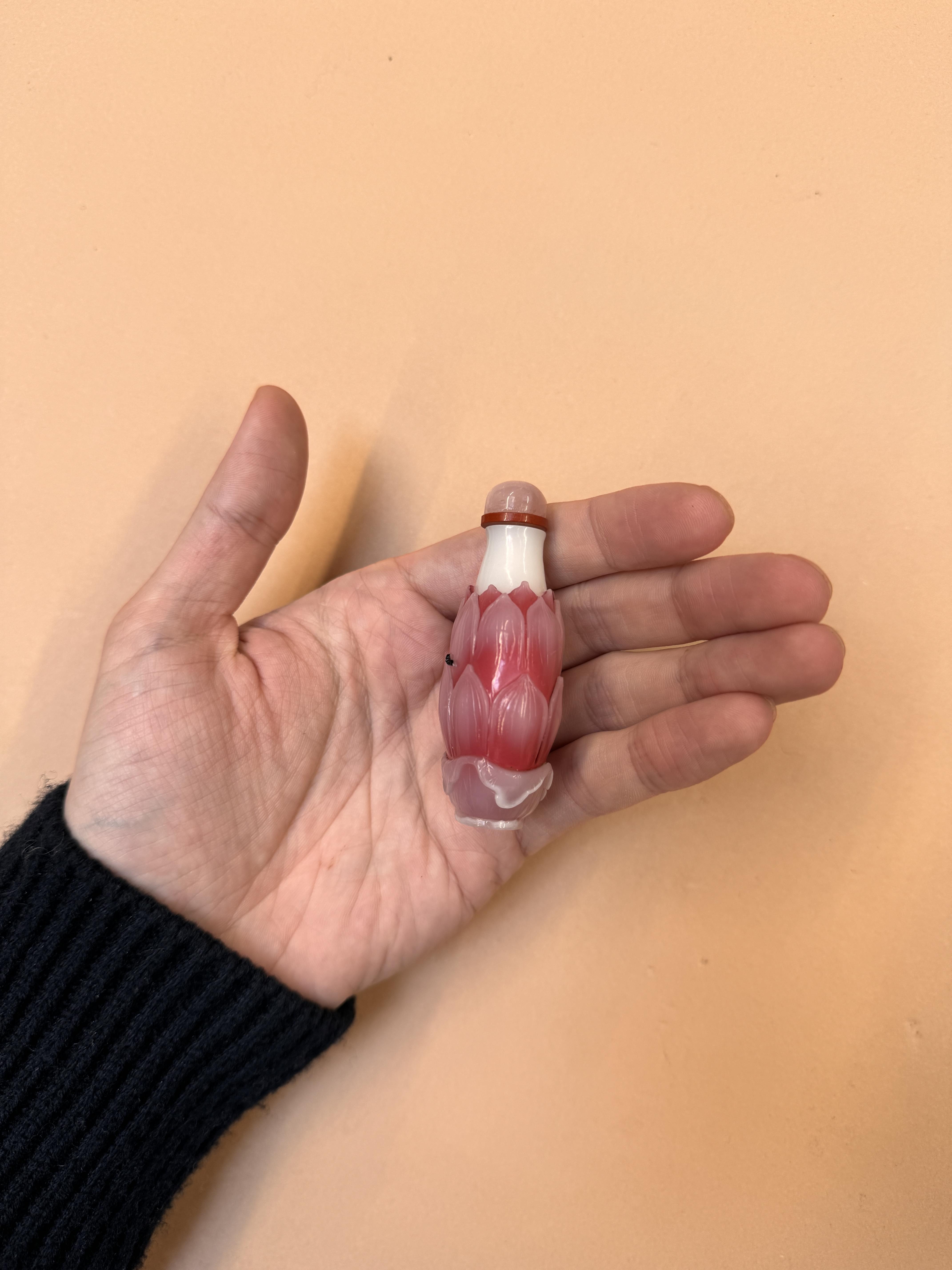 A CHINESE WHITE AND PINK BEIJING GLASS 'LOTUS' SNUFF BOTTLE 十九世紀 粉紅料荷花形鼻煙壺 - Image 9 of 16