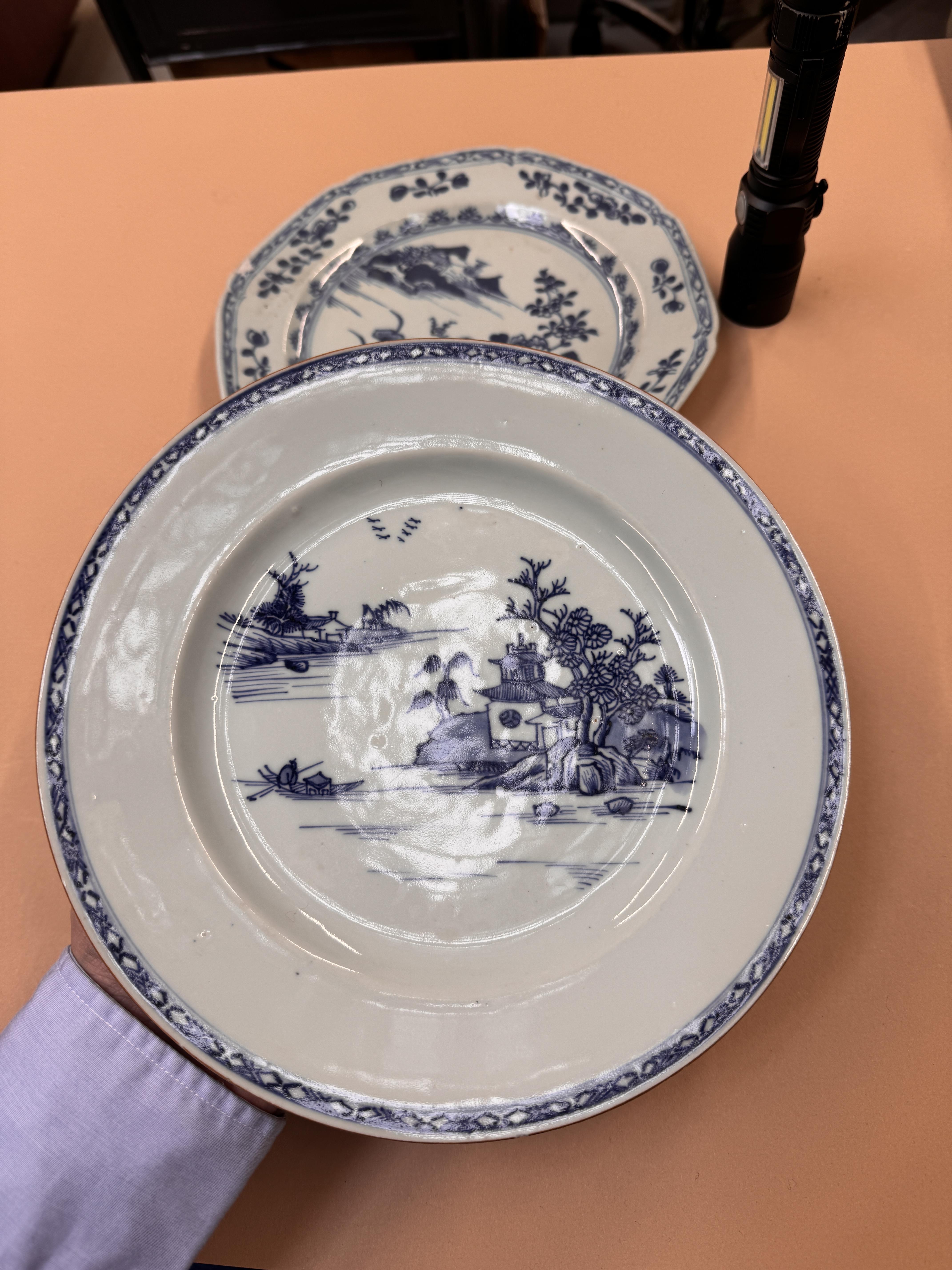 TWO CHINESE EXPORT BLUE AND WHITE DISHES 清十八世紀 外銷青花盤兩件 - Image 12 of 12
