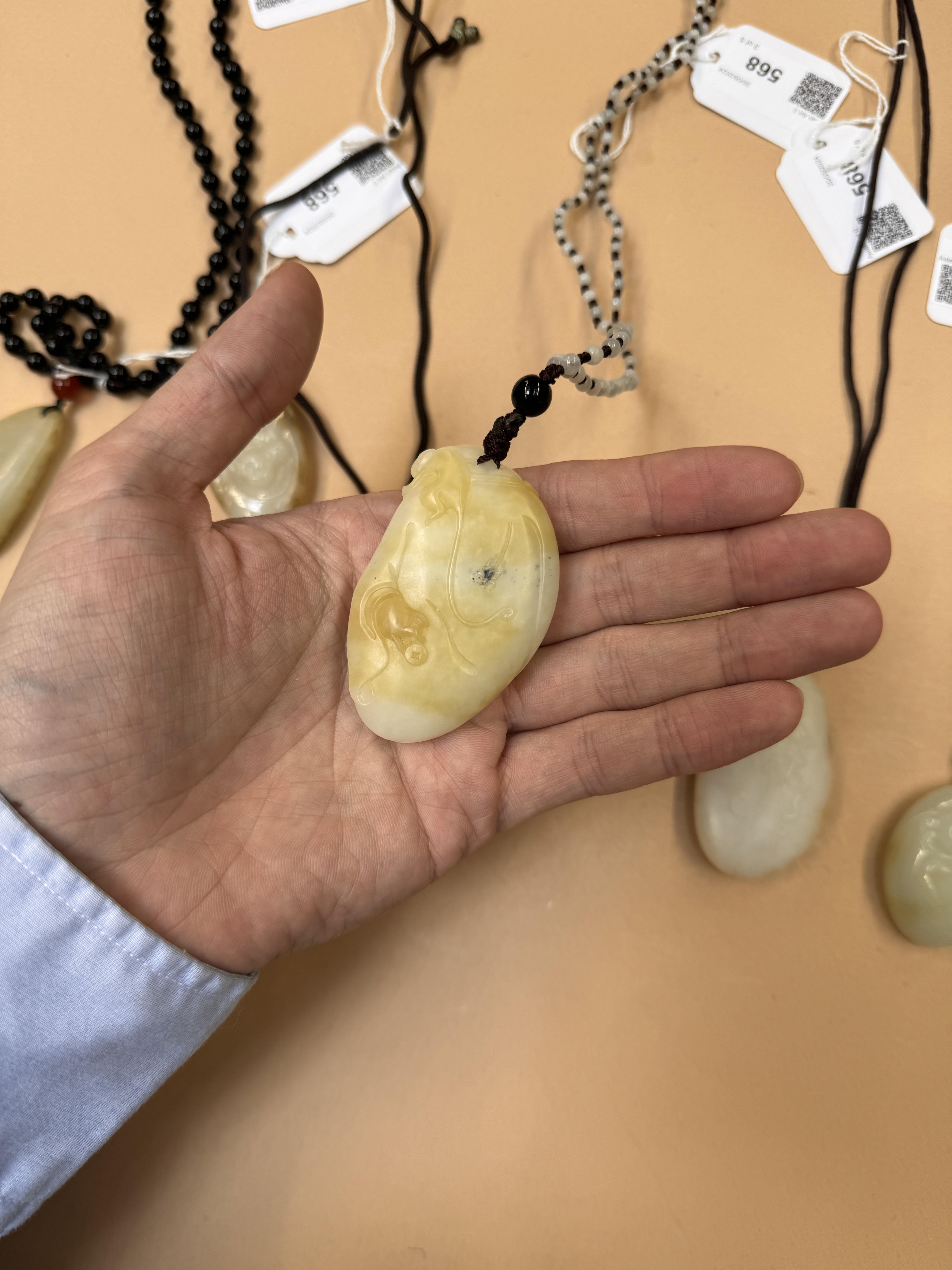 FIVE CHINESE JADE PENDANTS 二十世紀 玉吊飾一組五件 - Image 8 of 18