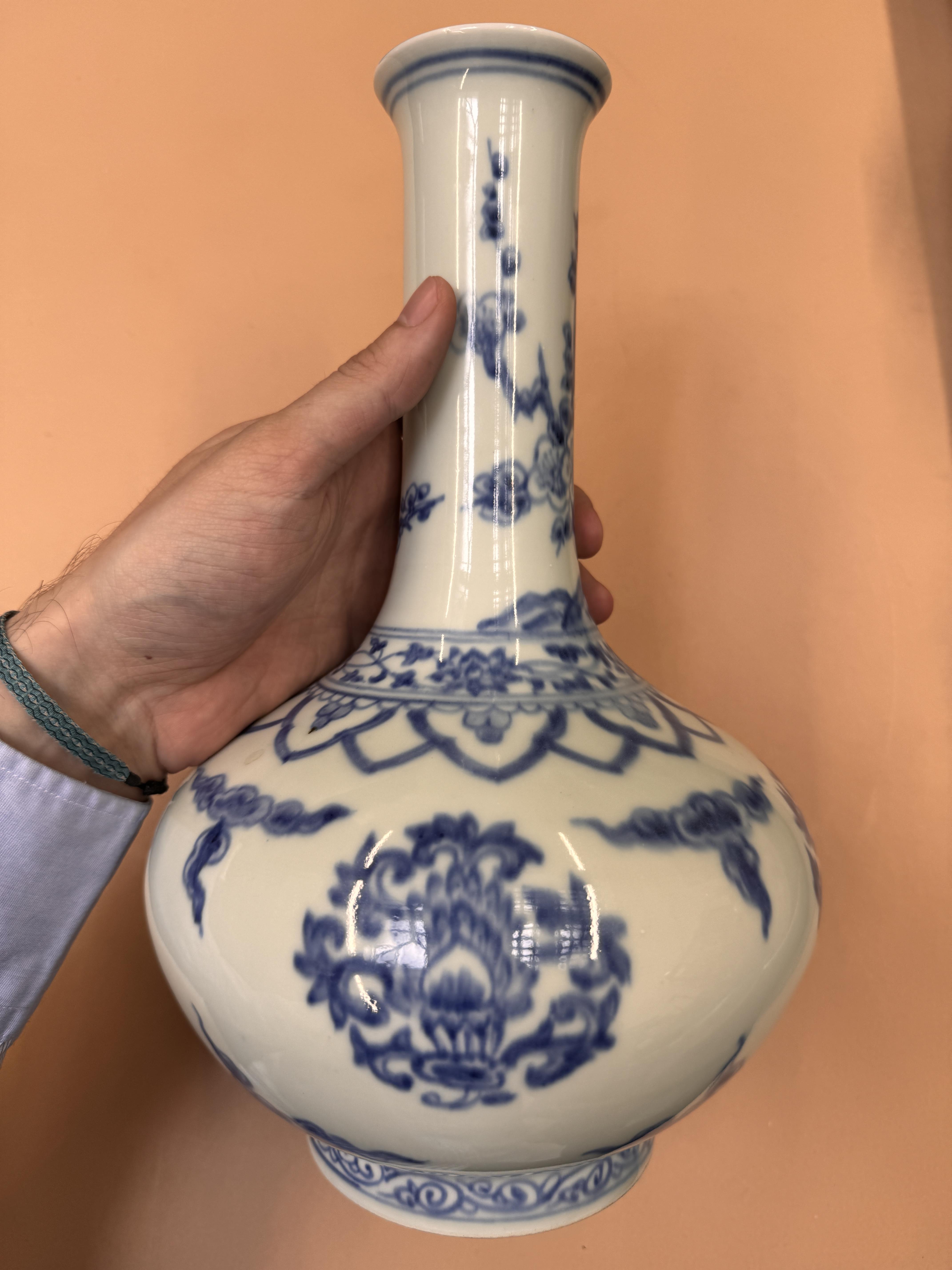 A CHINESE BLUE AND WHITE 'LOTUS' BOTTLE VASE 二十世紀 青花團蓮紋瓶 - Image 14 of 15
