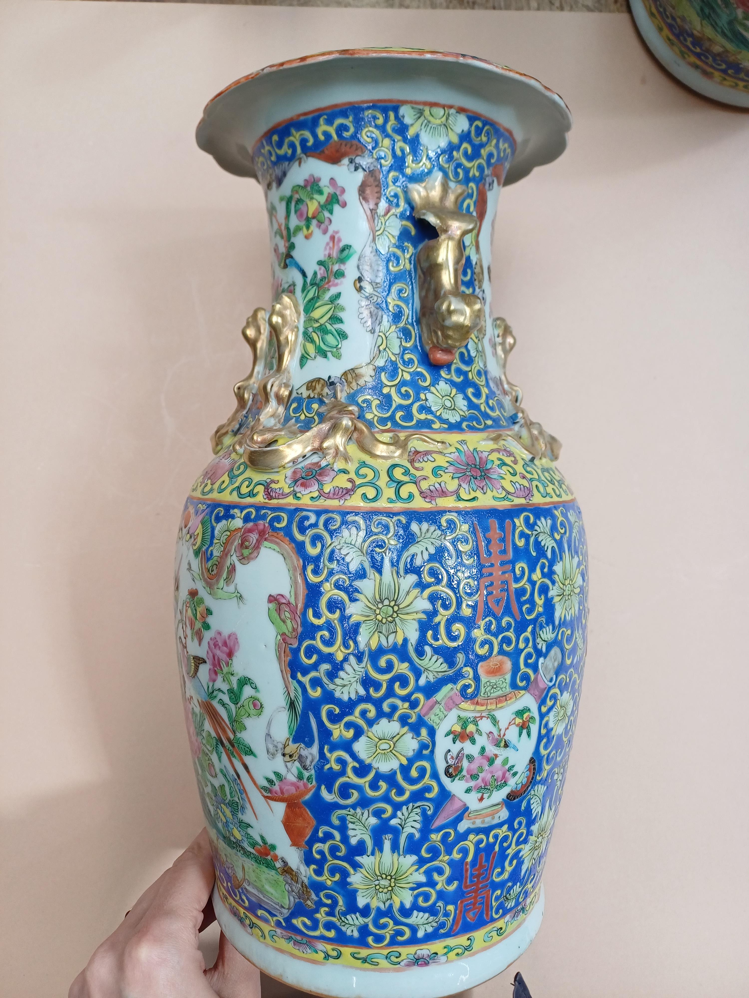 A PAIR OF CHINESE CANTON FAMILLE-ROSE VASES 十九或二十世紀 廣彩花鳥圖紋瓶一對 - Image 14 of 14