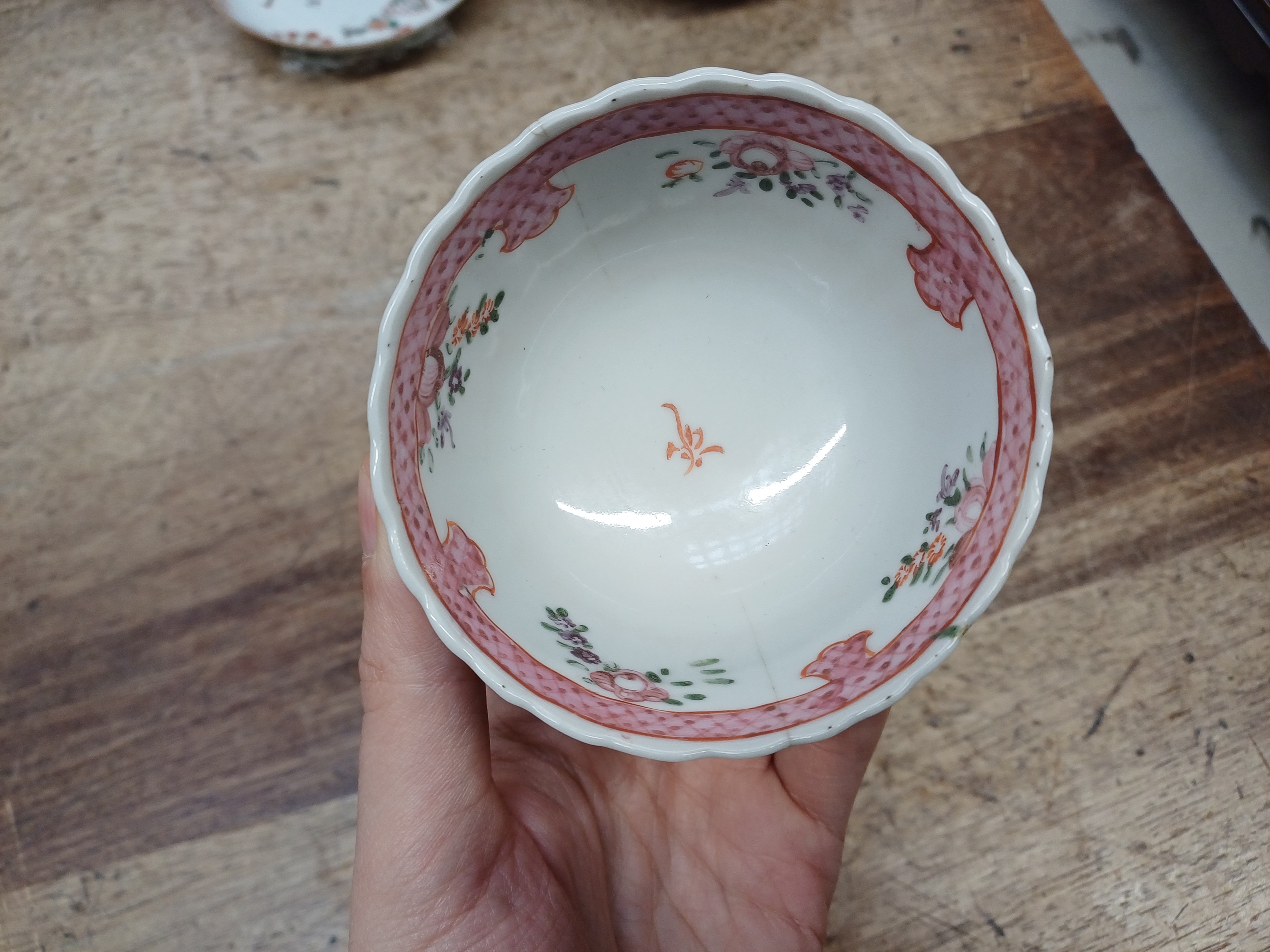FIVE CHINESE FAMILLE-ROSE CUPS AND TWO SAUCERS 清十八世紀 粉彩杯碟五件 - Image 14 of 21