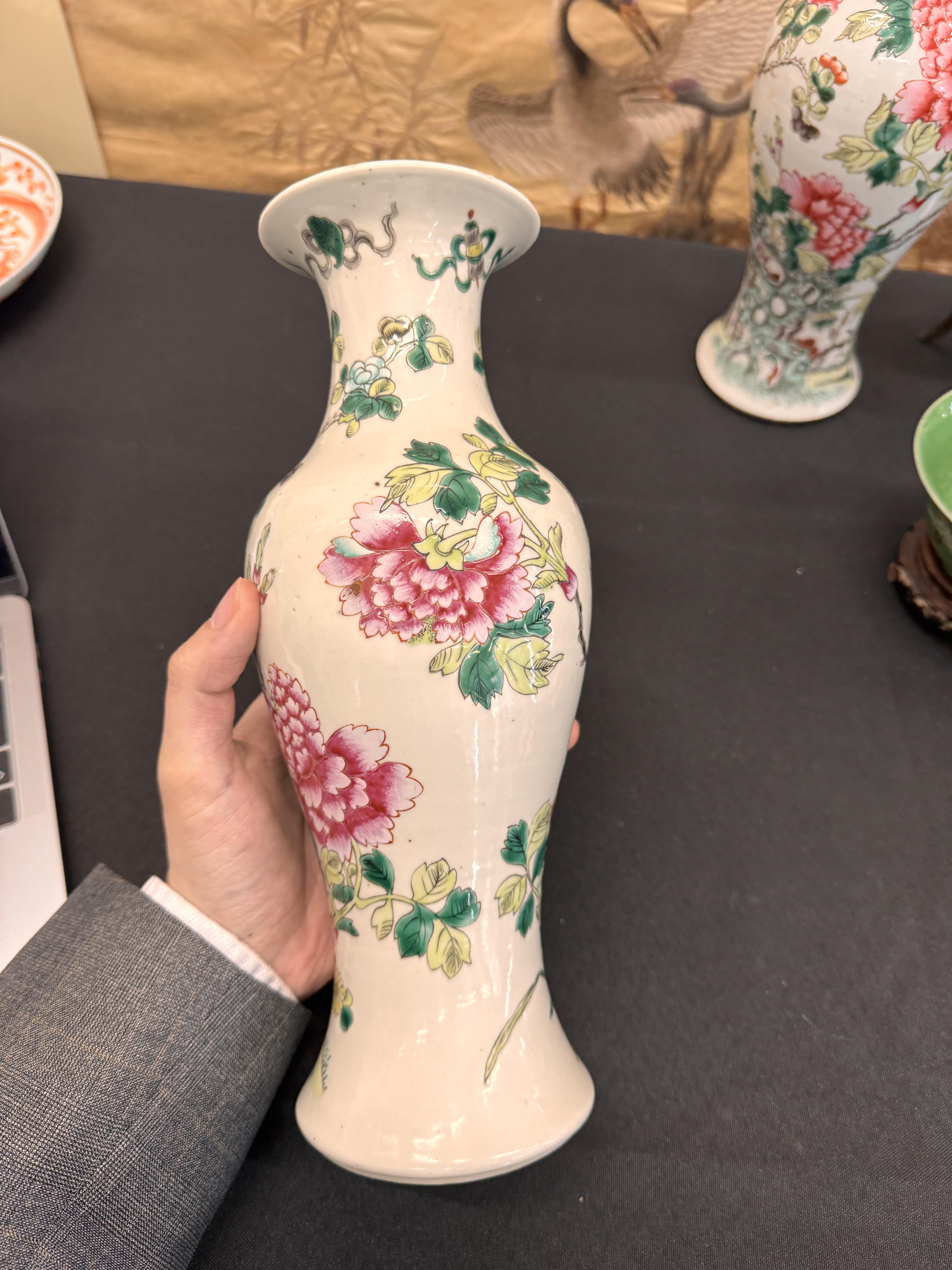 A PAIR OF CHINESE FAMILLE-ROSE 'PEONY' VASES 清 十九或二十世紀 粉彩牡丹紋瓶一對 - Image 14 of 19