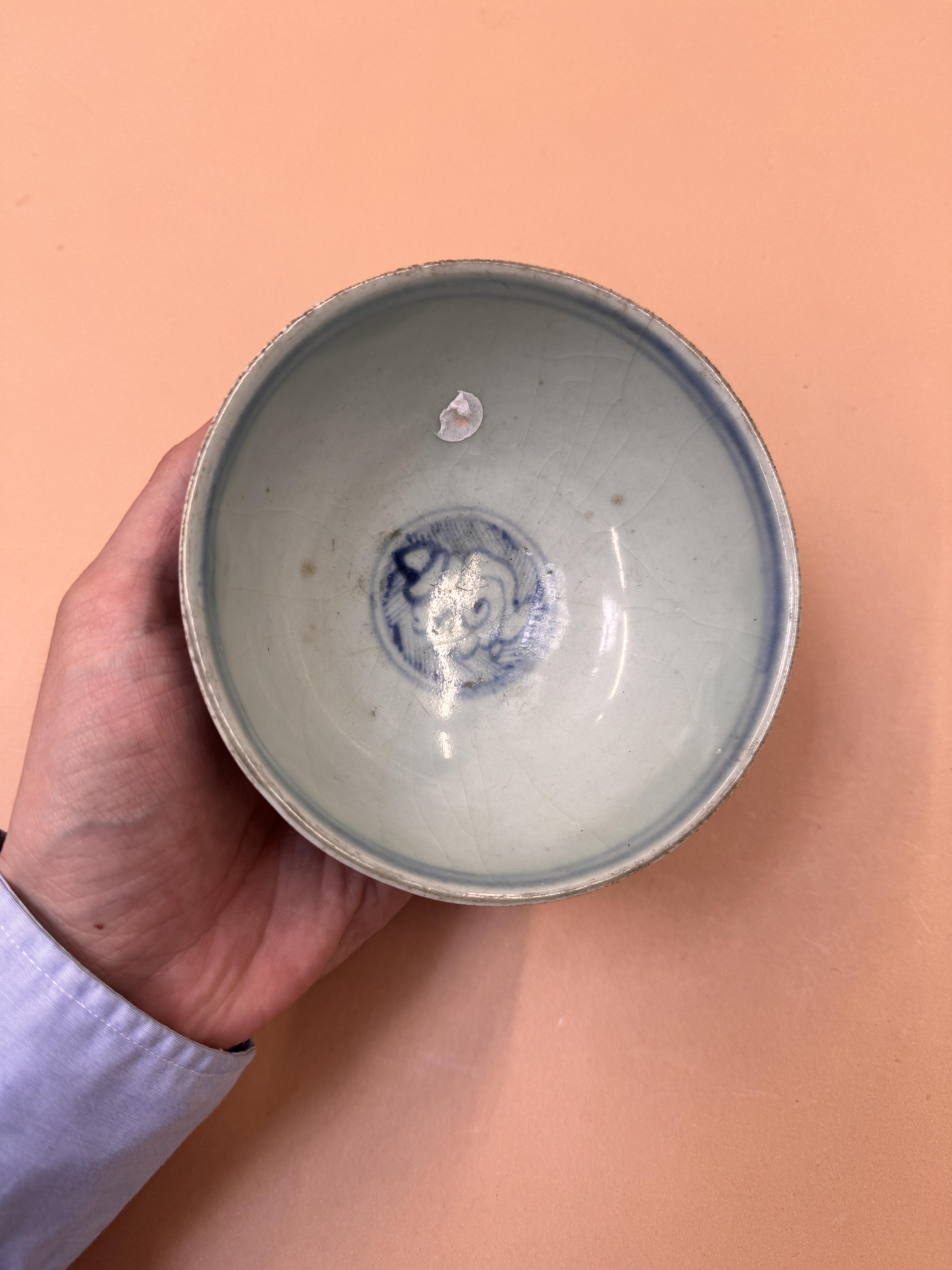 A CHINESE BLUE AND WHITE BOWL 明 青花蕉葉紋盌 - Image 11 of 13