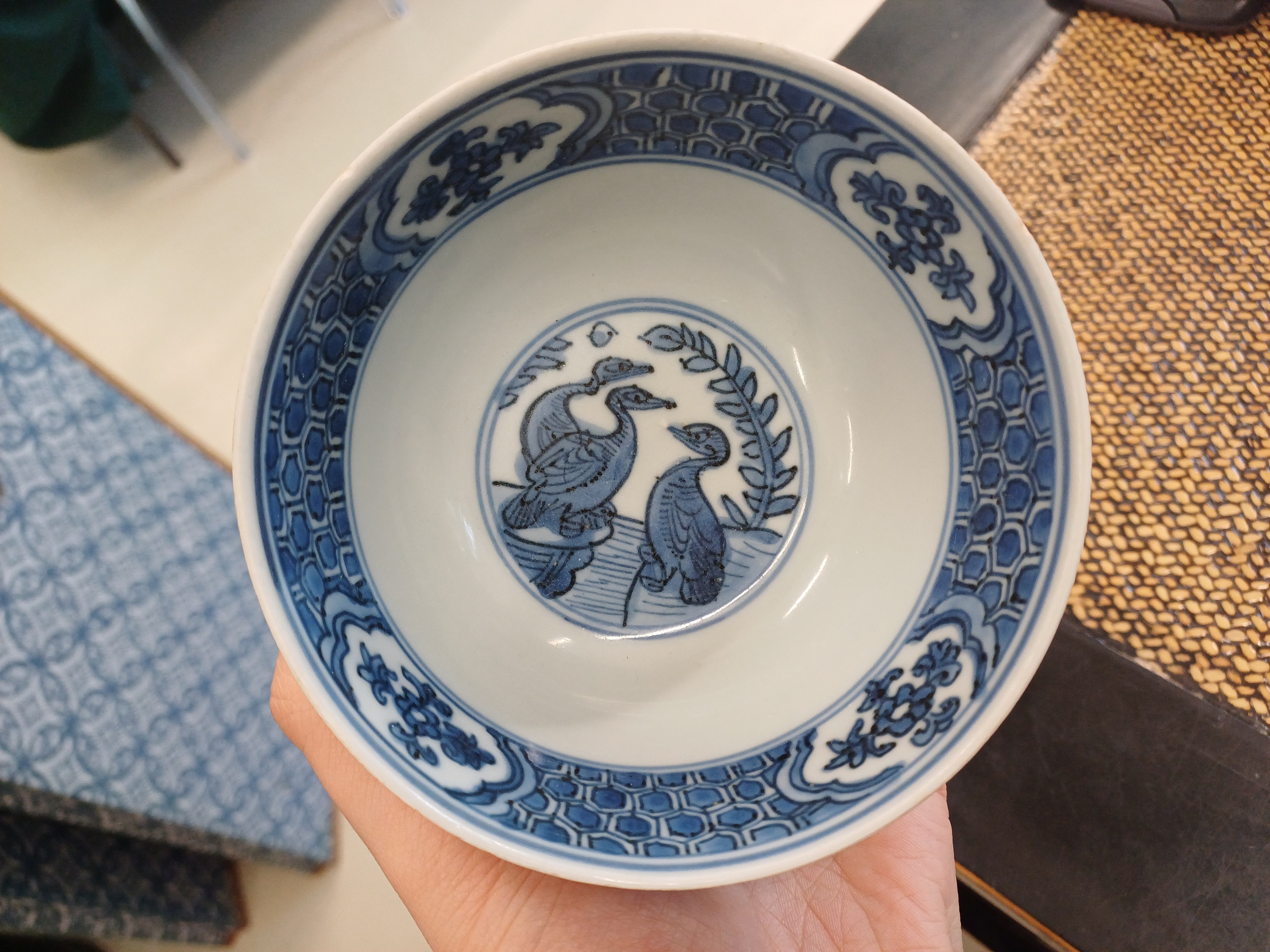 A CHINESE BLUE AND WHITE 'CRANES' BOWL 明 青花鶴紋盌 《福》款 - Image 9 of 11