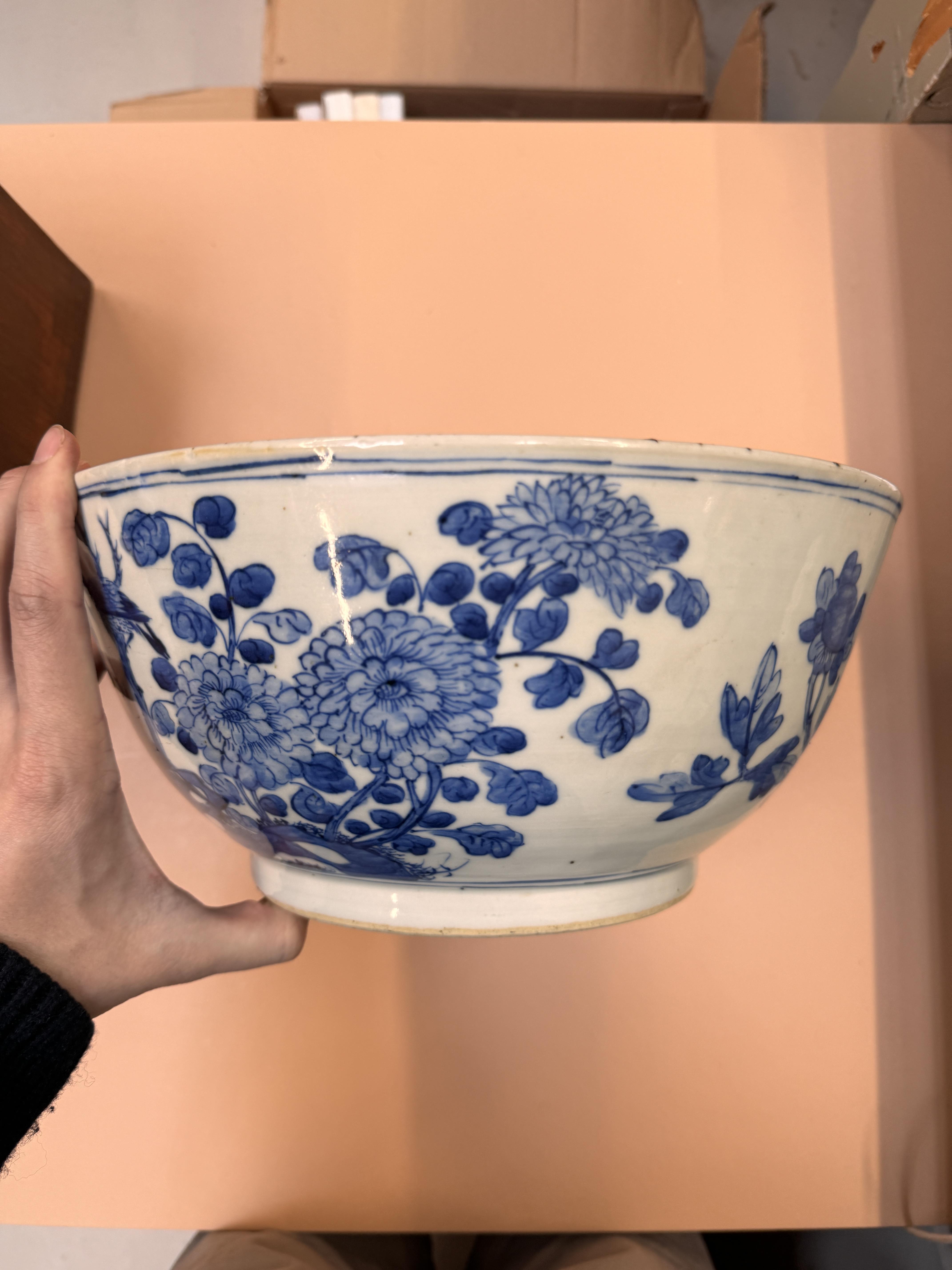 A CHINESE BLUE AND WHITE 'BIRDS AND BLOSSOMS' BOWL 清十九世紀 青花花鳥圖紋盌 - Image 8 of 15