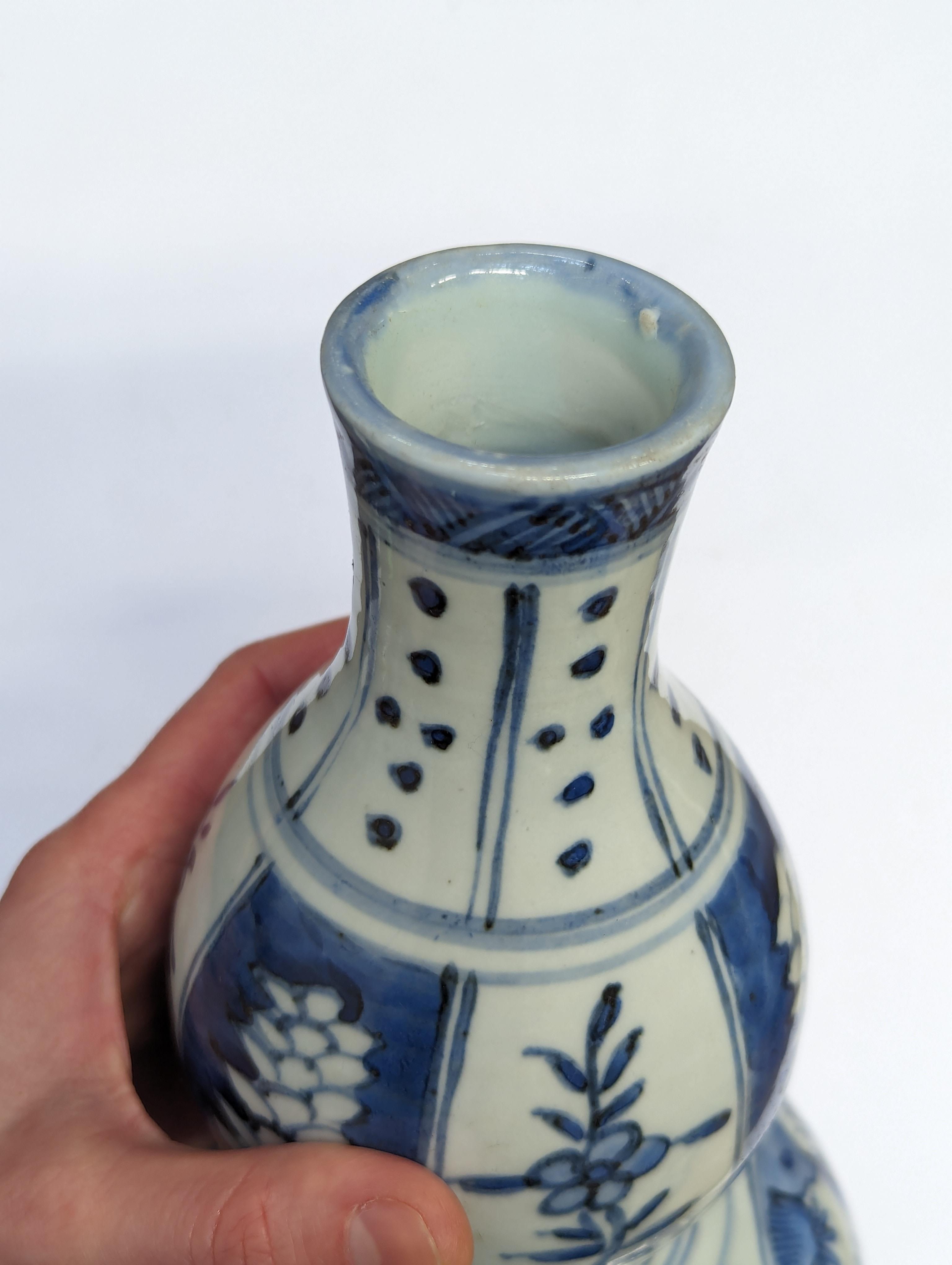 A CHINESE MING-STYLE BLUE AND WHITE DOUBLE GOURD VASE 二十世紀 明式青花葫蘆瓶 - Image 8 of 10