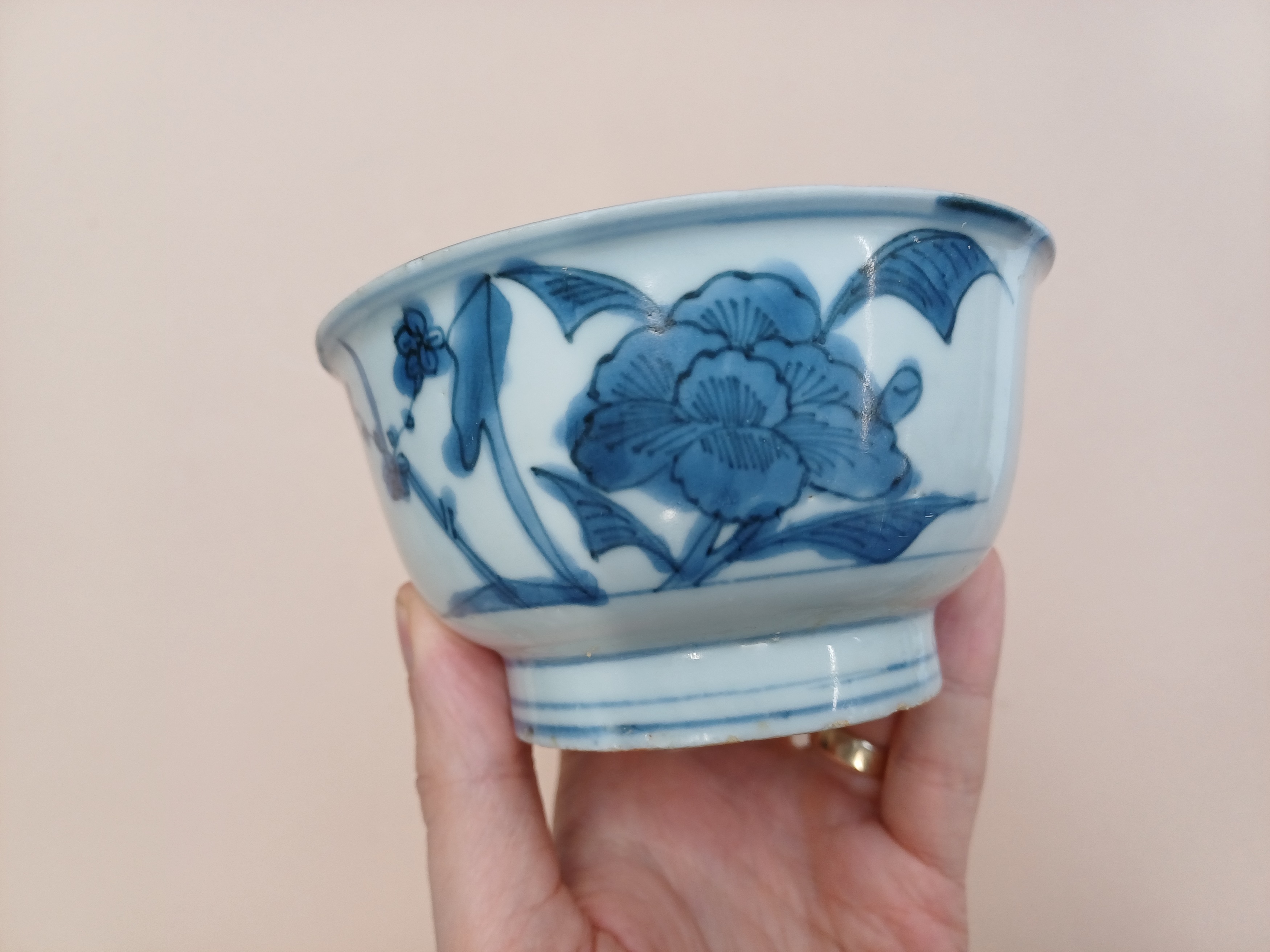 A CHINESE BLUE AND WHITE 'PEONY' BOWL 明 青花牡丹紋盌 - Image 5 of 11