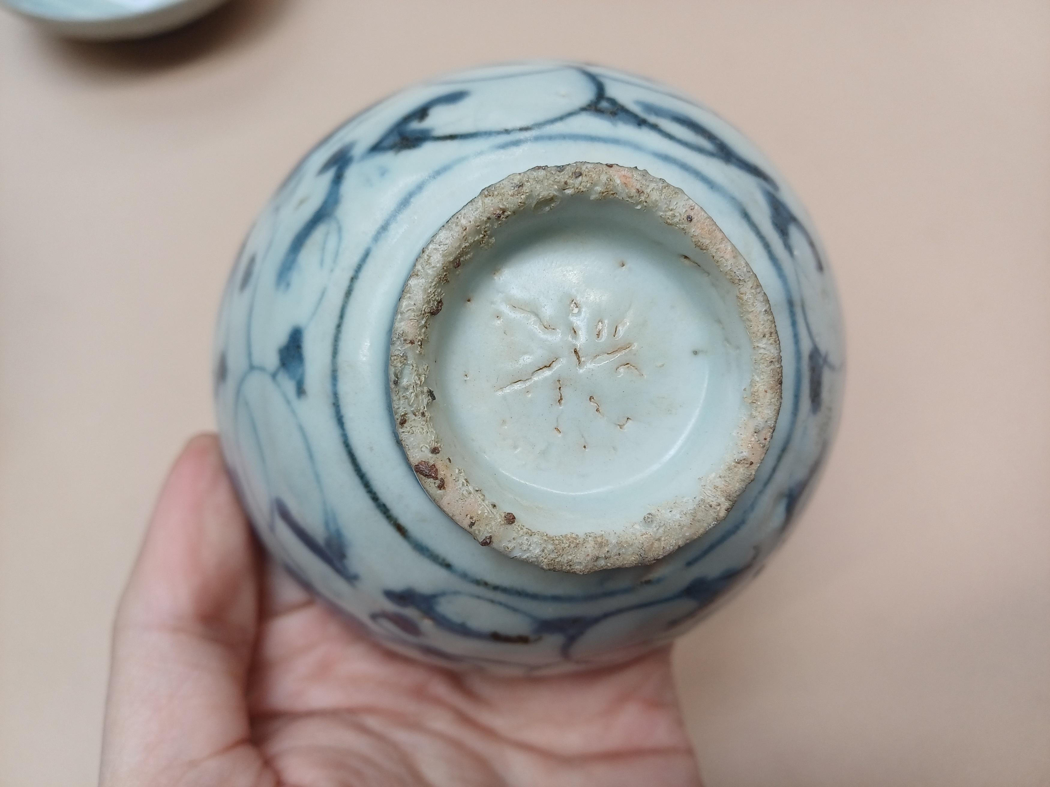 TWO CHINESE BLUE AND WHITE BOWLS AND A 'SHIPWRECK' SAUCER 明 青花盌兩件及盤 - Image 12 of 16