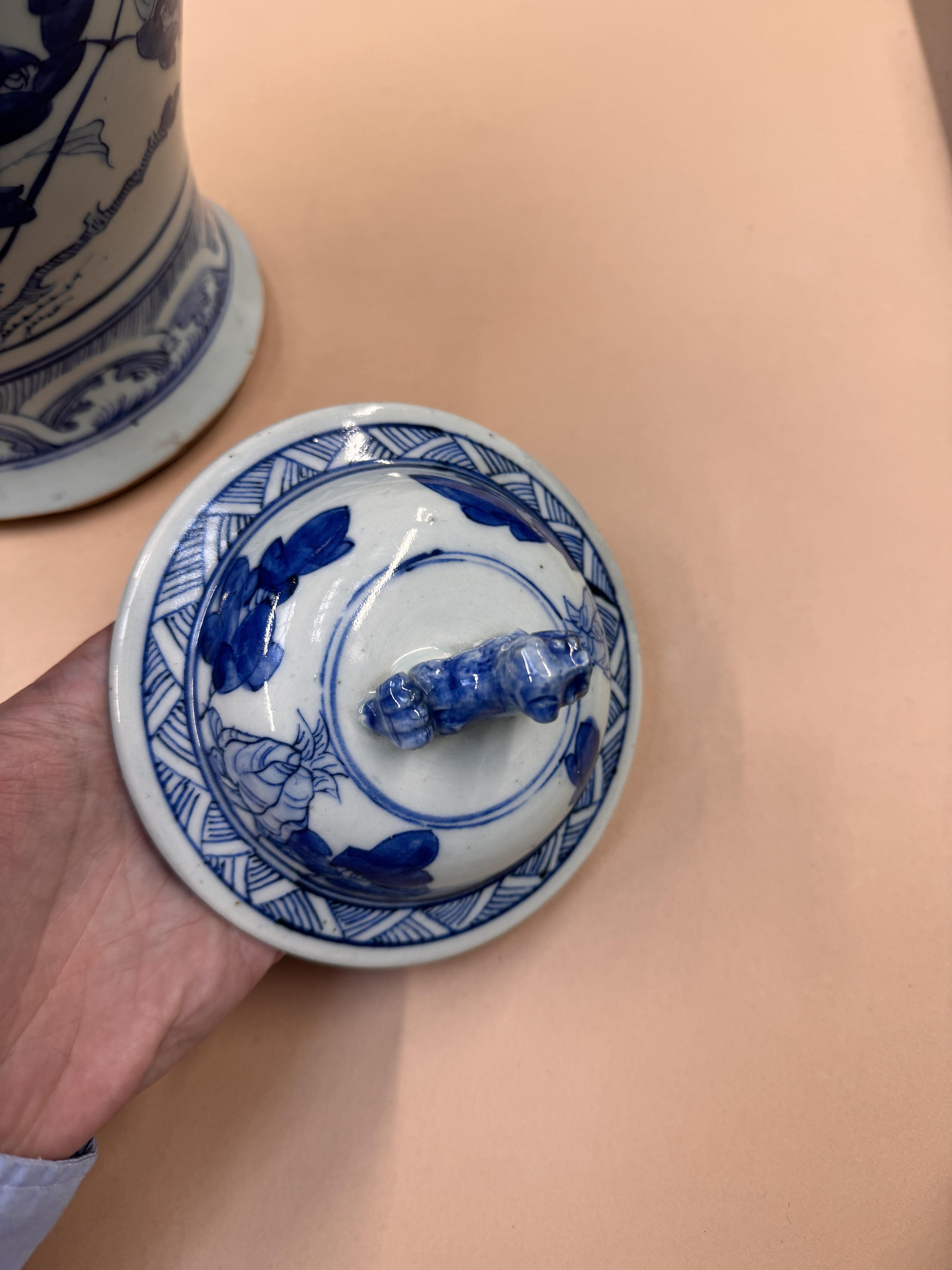 A CHINESE BLUE AND WHITE BALUSTER VASE AND COVER 清十九世紀 青花花鳥圖紋獅鈕蓋罐 - Image 23 of 28